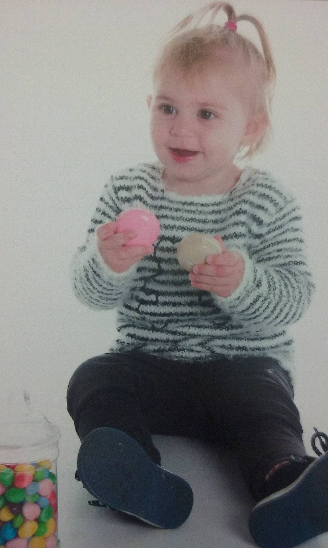 Iliana a rejoint le concours — aidez-le/la à gagner de superbes lots ! arm, cheek, child, design, finger, girl, hair, human_hair_color, infant, knitting, material, outerwear, pattern, person, play, product, sitting, standing, textile, toddler