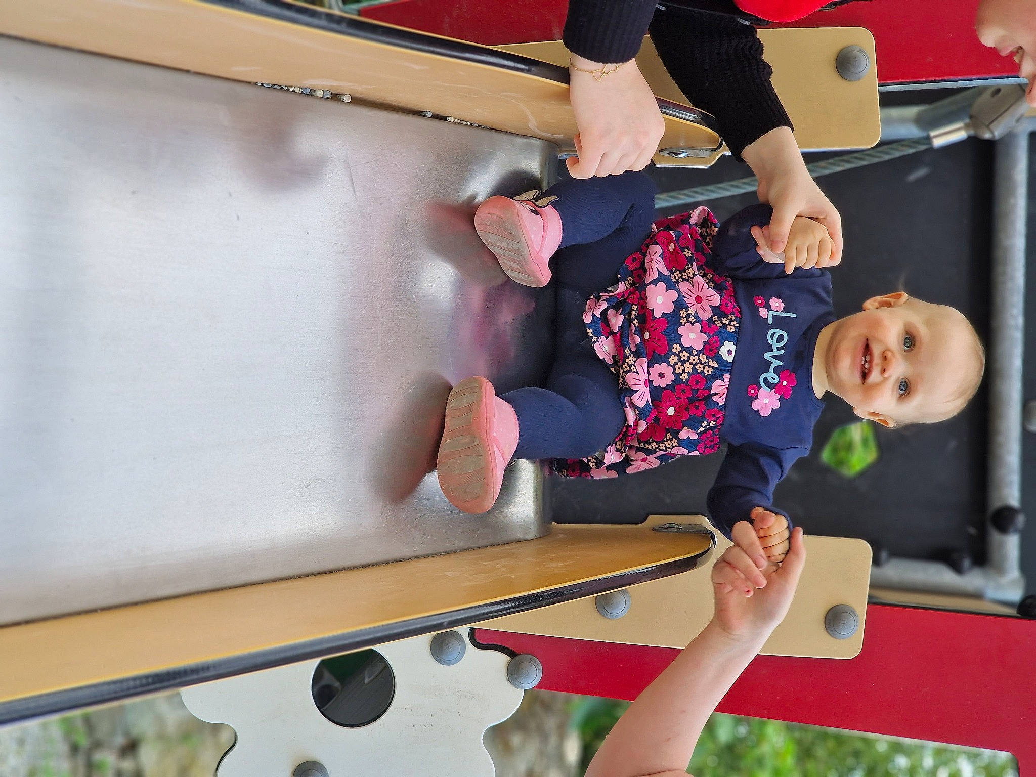 Eleanor a rejoint le concours — aidez-le/la à gagner de superbes lots ! balance, child, dress, elbow, fun, happy, human_leg, joy, knee, leisure, person, plant, play, recreation, room, shorts, t_shirt, thigh, toddler, train