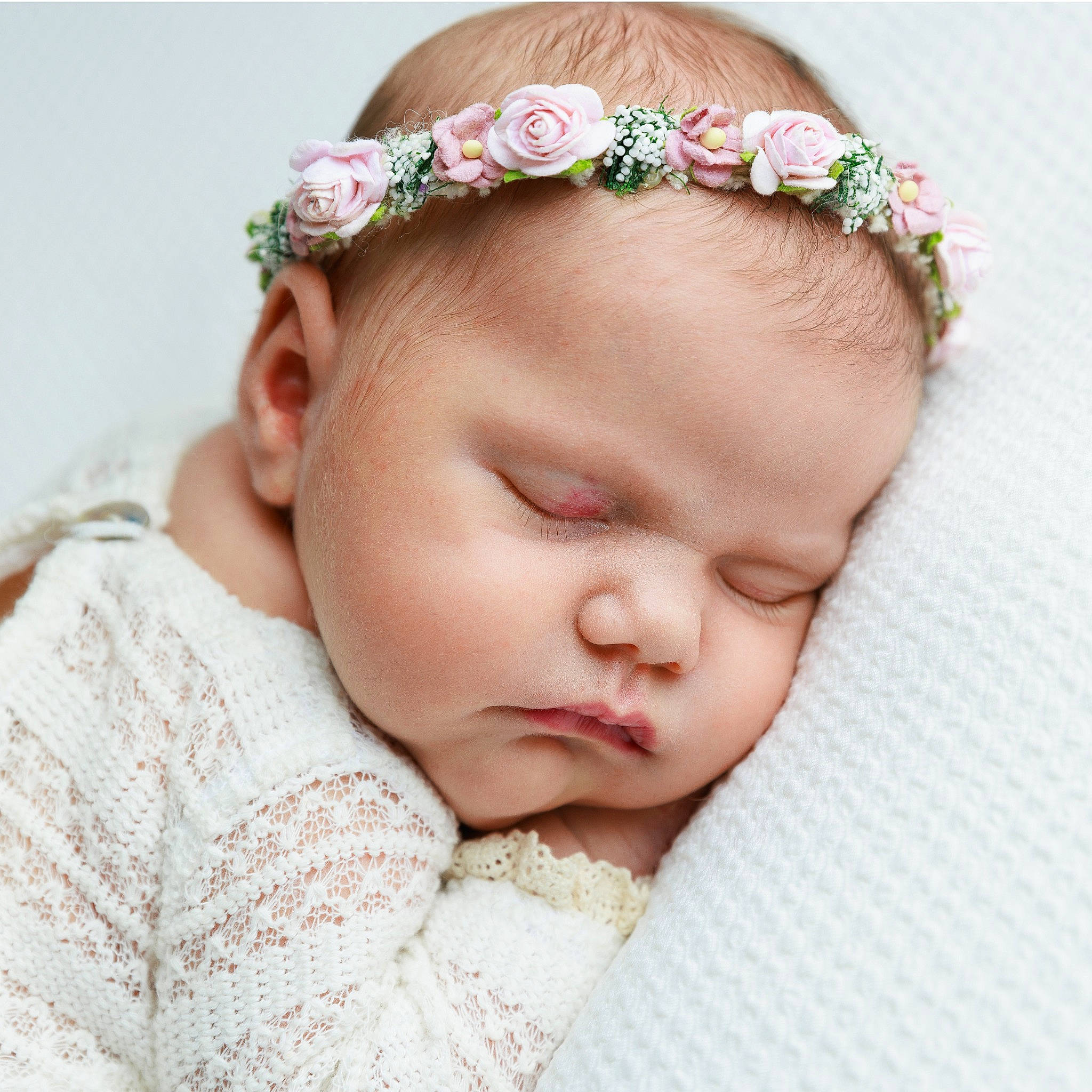 Eleanor a rejoint le concours — aidez-le/la à gagner de superbes lots ! baby, baby_toddler_clothing, cheek, chin, ear, eyebrow, eyelash, fashion_accessory, grass, happy, headband, headpiece, jewellery, lip, neck, pattern, person, pink, skin, sleeve