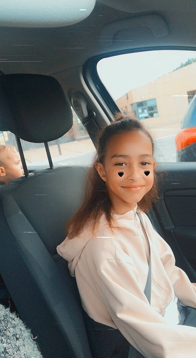 Keliah a rejoint le concours — aidez-le/la à gagner de superbes lots ! auto_part, automotive_design, automotive_exterior, automotive_lighting, automotive_window_part, car, car_seat, car_seat_cover, comfort, dress, family_car, flash_photography, happy, head_restraint, joy, luxury_vehicle, mid_size_car, motor_vehicle, person, personal_luxury_car