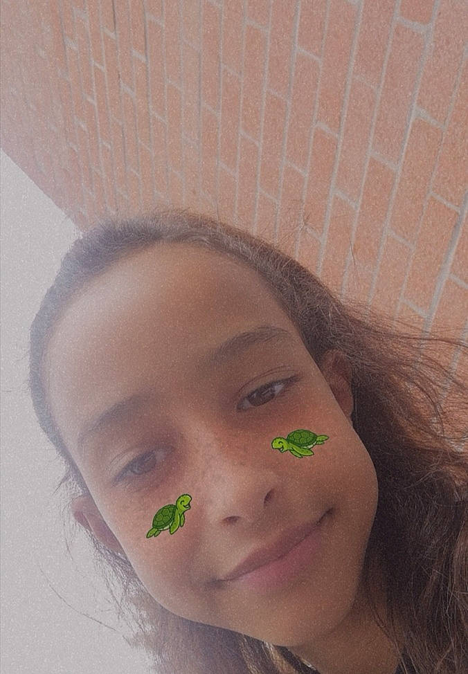 Keliah participe au concours pour gagner de l'argent avec cette photo : black_hair, blond, cheek, ear, eyebrow, eyelash, forehead, fun, hair, happy, human_body, jaw, joy, lip, long_hair, nose, person, plant, selfie, skin