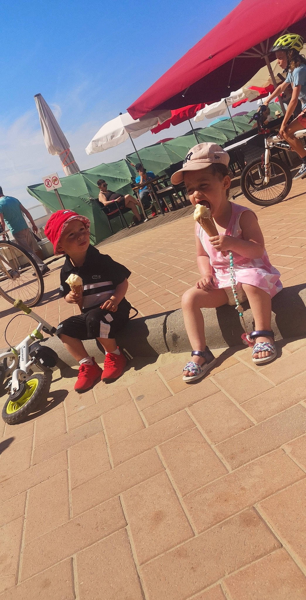 Shelsy participe au concours pour gagner de l'argent avec cette photo : automotive_tire, bicycle_helmet, bicycle_wheel, bicycles_equipment_and_supplies, eyewear, footwear, fun, headwear, leg, leisure, person, recreation, shade, shorts, sky, sneakers, sunglasses, tire, toddler, travel