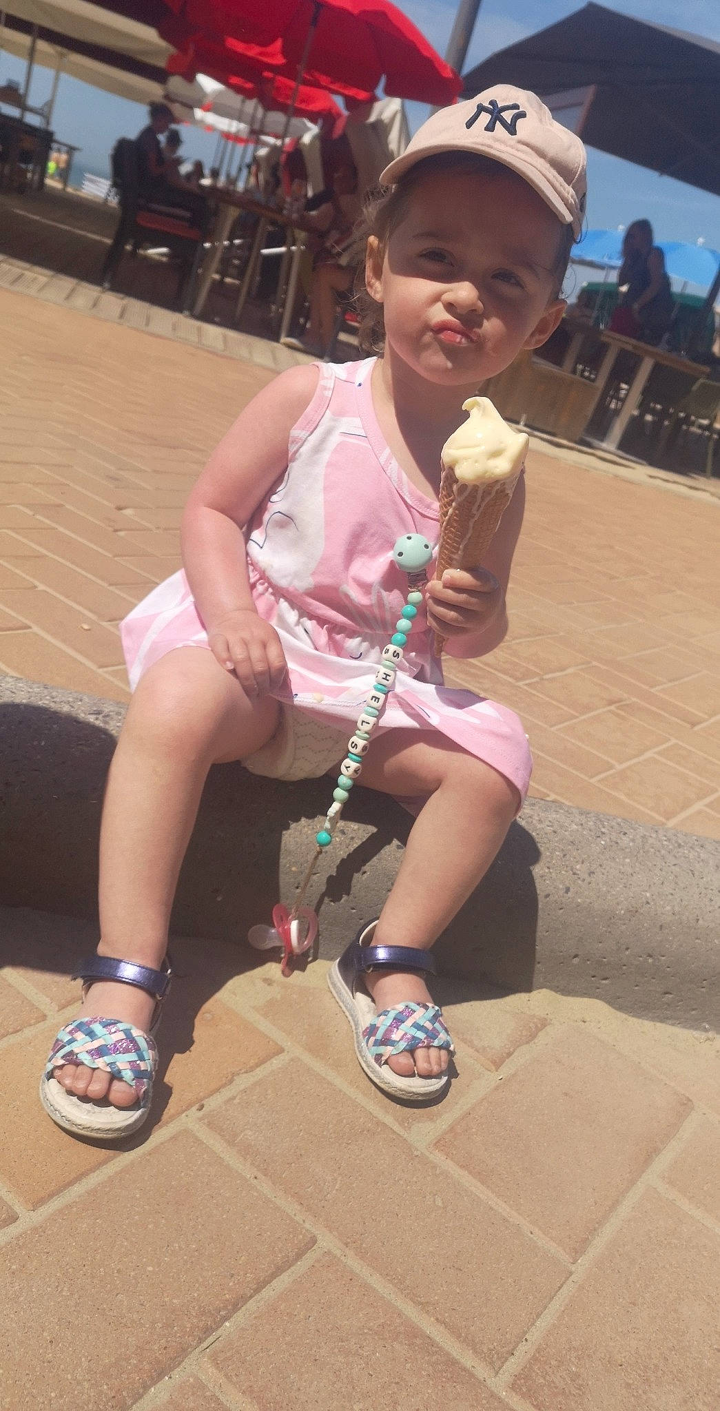 Shelsy a rejoint le concours — aidez-le/la à gagner de superbes lots ! child, city, eyewear, fun, happy, hat, human_leg, knee, leg, leisure, person, pink, recreation, sandal, shoe, shorts, sidewalk, sneakers, street_fashion, thigh