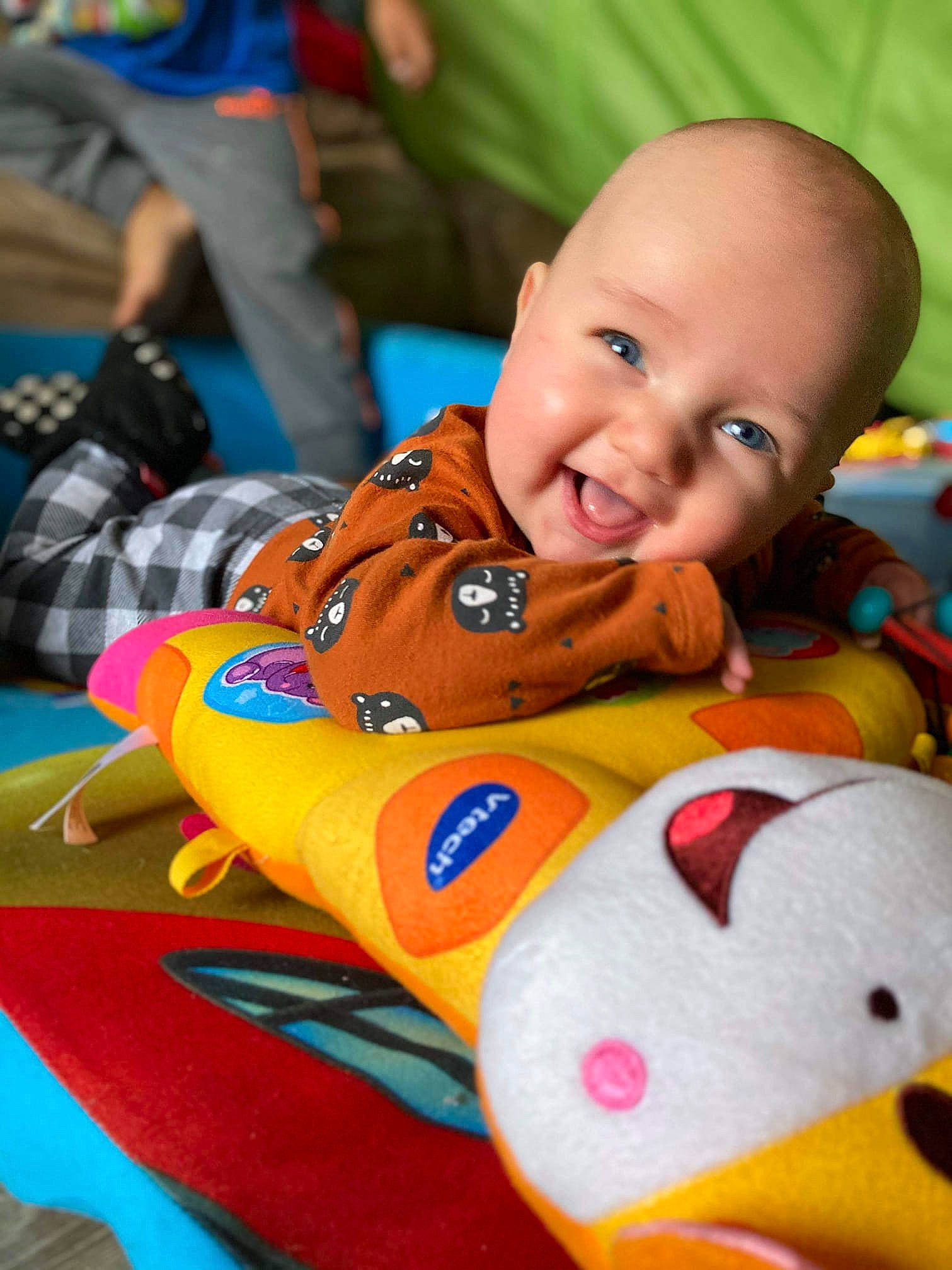 Jacob a rejoint le concours — aidez-le/la à gagner de superbes lots ! baby, baby_laughing, baby_playing_with_toys, baby_products, baby_toddler_clothing, baby_toys, cheek, child, human, human_body, laugh, person, play, plush, sitting, skin, textile, toddler, toy, tummy_time