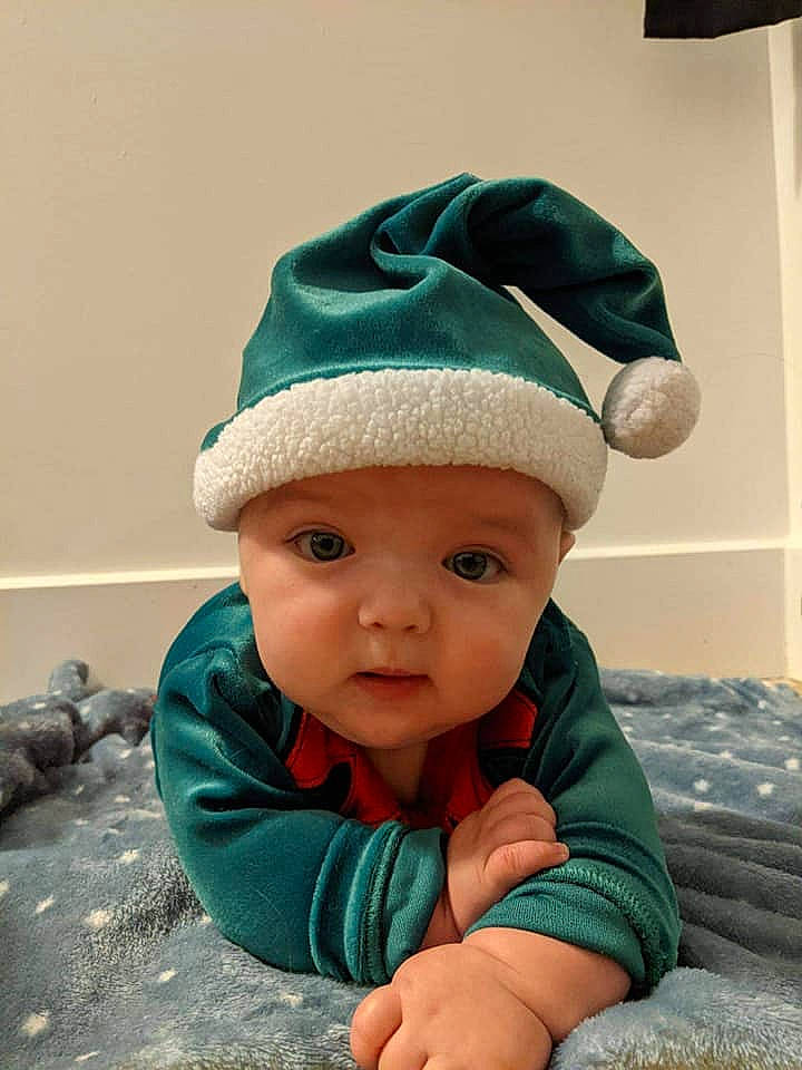 Mattheo a rejoint le concours — aidez-le/la à gagner de superbes lots ! baby, baby_toddler_clothing, baseball_cap, beanie, bonnet, cap, child, electric_blue, face, fashion_accessory, fun, grass, happy, hat, headwear, knit_cap, person, portrait_photography, sitting, sleeve