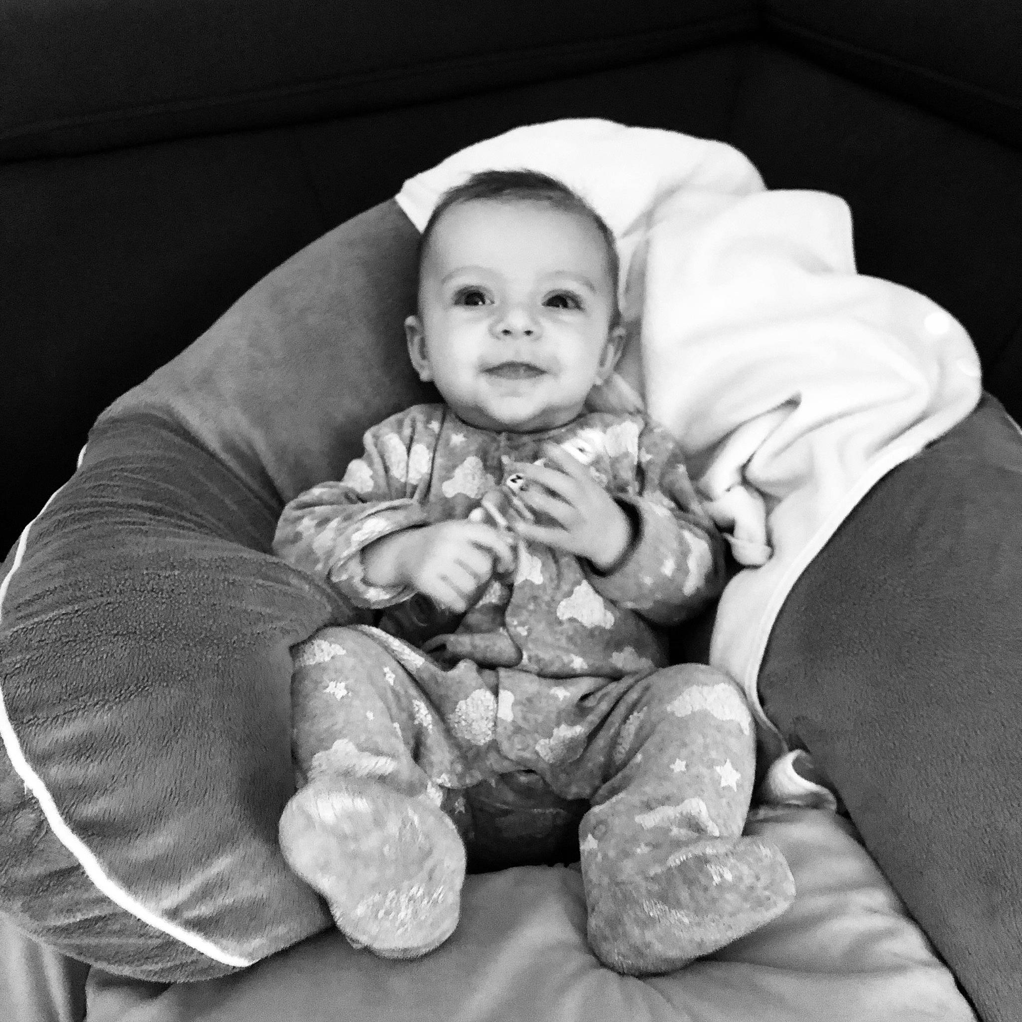 Keylan a rejoint le concours — aidez-le/la à gagner de superbes lots ! baby, baby_toddler_clothing, black_and_white, cheek, chin, comfort, eye, flash_photography, gesture, happy, human_body, iris, monochrome_photography, mouth, person, photograph, skin, smile, style, toddler