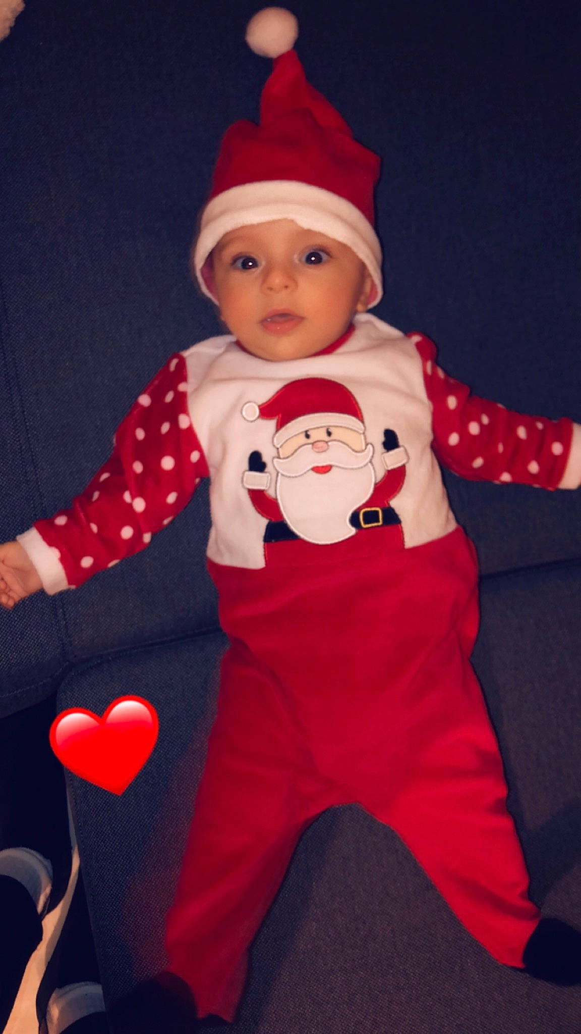 Keylan a rejoint le concours — aidez-le/la à gagner de superbes lots ! baby, baby_toddler_clothing, cap, child, christmas, costume_hat, event, fictional_character, hat, head, headgear, headwear, human_body, outerwear, person, pink, red, santa_claus, sleeve, t_shirt
