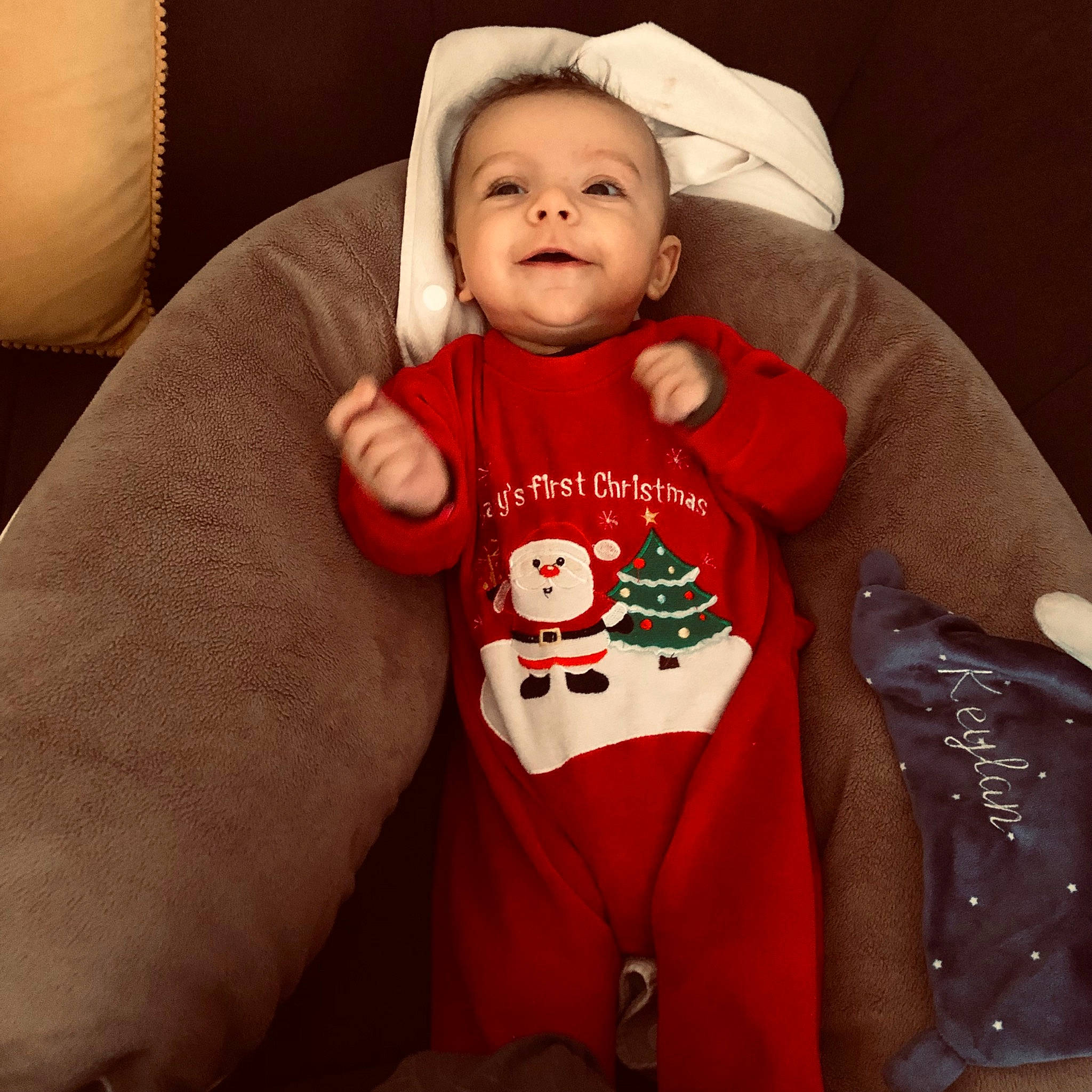 Keylan participe au concours pour gagner de l'argent avec cette photo : baby, baby_toddler_clothing, cheek, child, comfort, cool, eye, face, happy, head, hood, human_body, jacket, linens, long_sleeved_t_shirt, person, sleeve, smile, t_shirt, textile