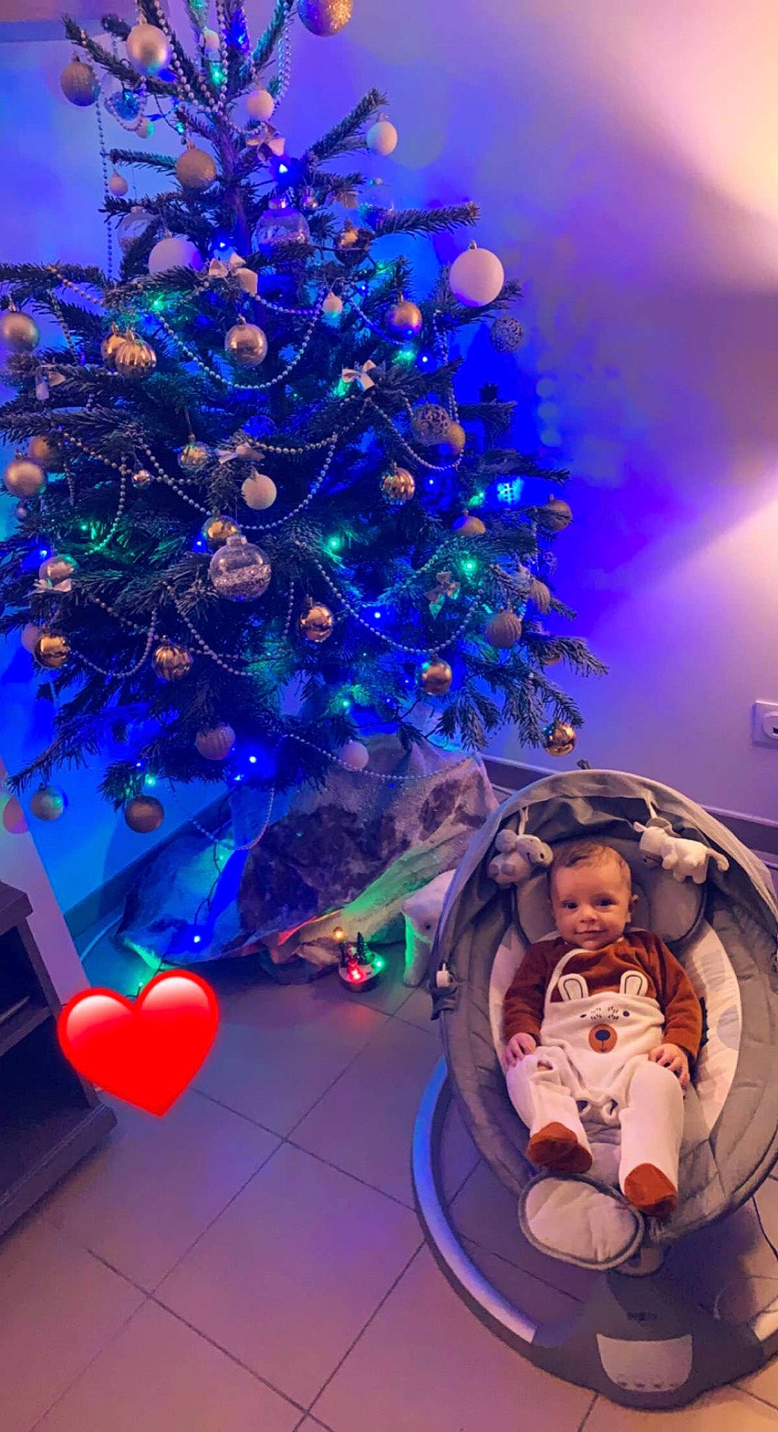 Keylan a rejoint le concours — aidez-le/la à gagner de superbes lots ! blue, christmas, christmas_decoration, christmas_eve, christmas_lights, christmas_ornament, christmas_tree, decoration, electric_blue, event, evergreen, fun, holiday, holiday_ornament, light, ornament, person, plant, purple, snapshot