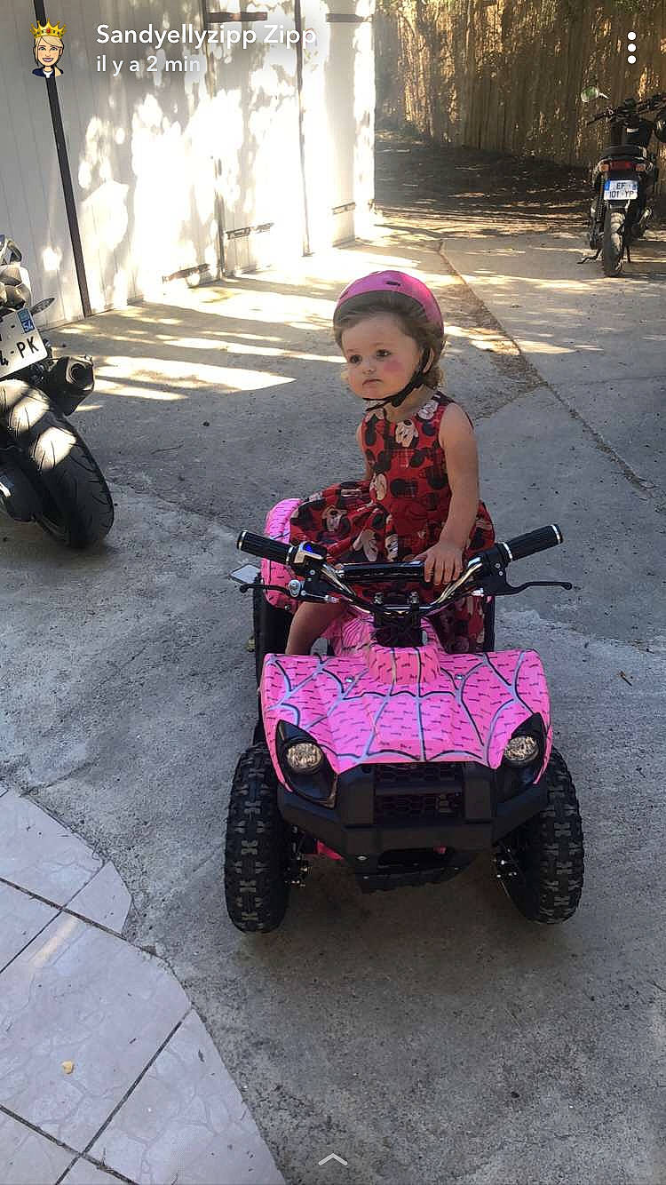 Elly a rejoint le concours — aidez-le/la à gagner de superbes lots ! all_terrain_vehicle, automotive_tire, automotive_wheel_system, car, person, riding_toy, vehicle, wheel