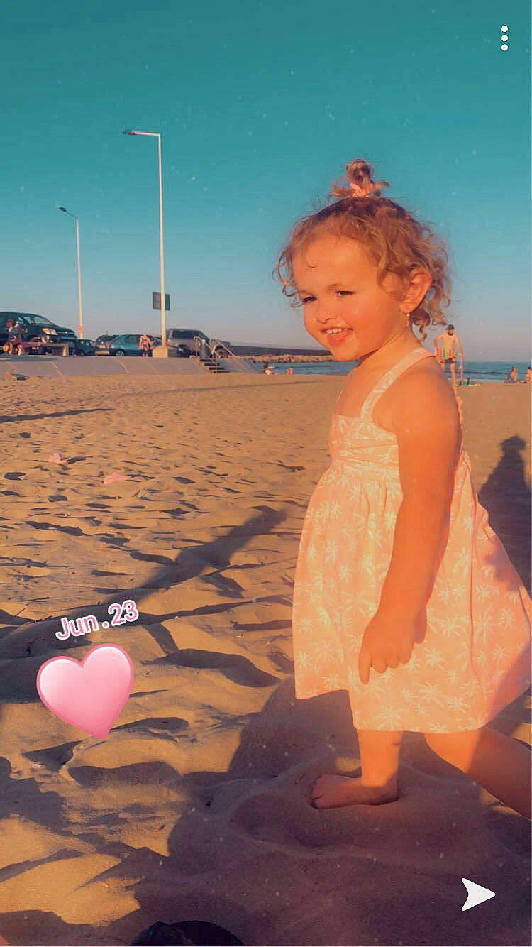 Elly participe au concours pour gagner de l'argent avec cette photo : beach, child, fun, happy, person, photography, pink, play, sand, sea, sky, smile, summer, sunlight, toddler, vacation