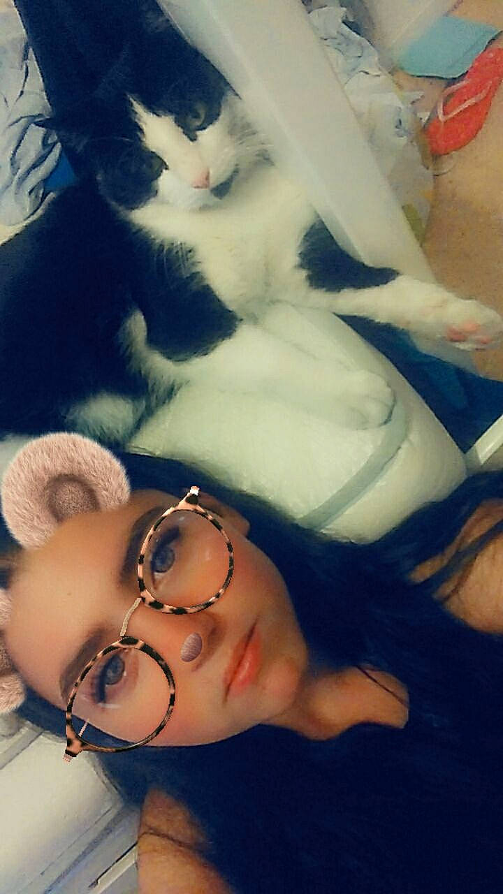 Felix participe au concours pour gagner de l'argent avec cette photo : black_hair, cat, ear, eye, eyebrow, felidae, glasses, head, leg, lip, mouth, nose, photography, selfie, small_to_medium_sized_cats, textile, whiskers