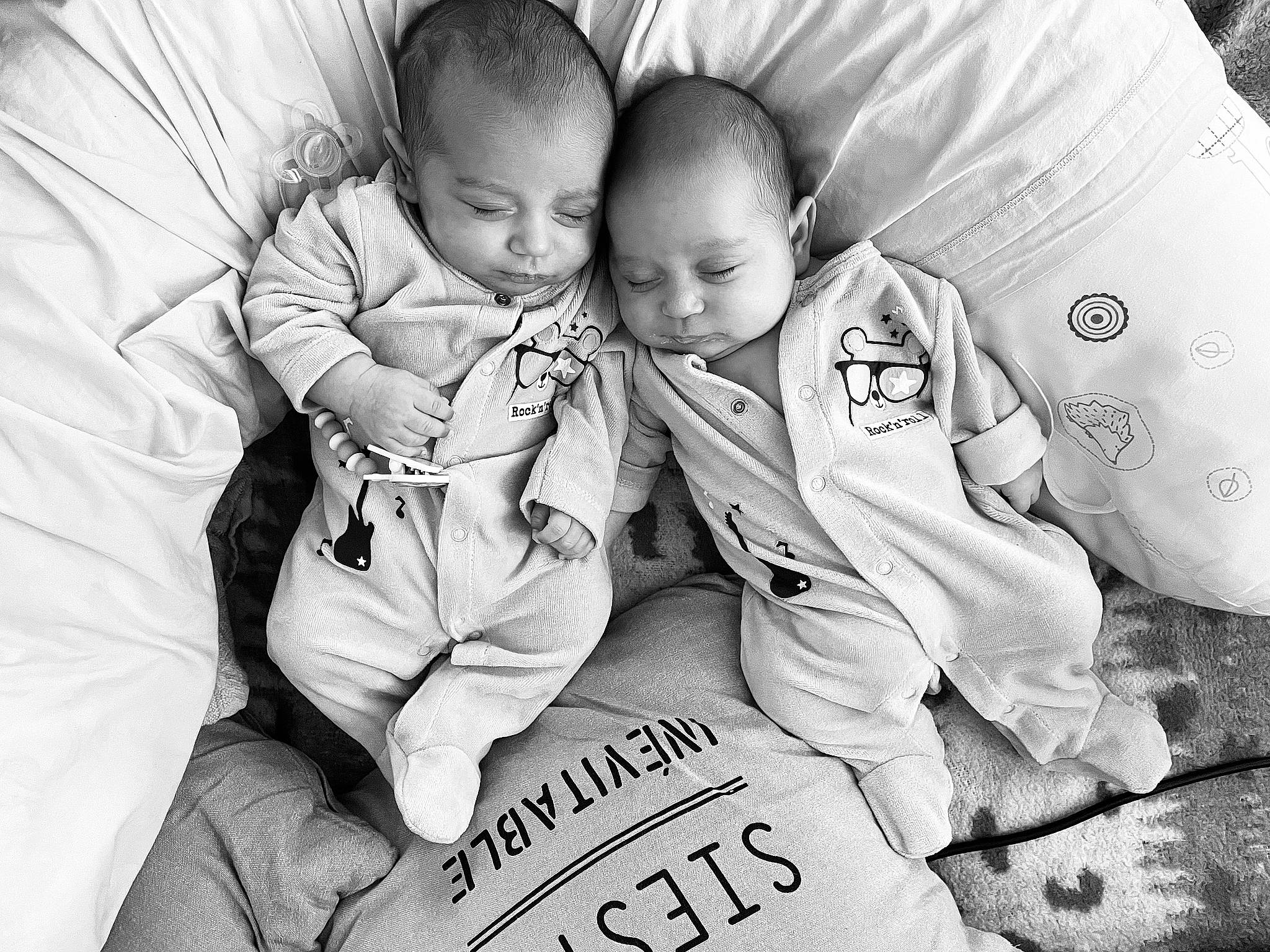 Aron Et Enzo a rejoint le concours — aidez-le/la à gagner de superbes lots ! baby, baby_toddler_clothing, black, black_and_white, child, comfort, face, gesture, happy, head, martial_arts_uniform, monochrome, monochrome_photography, person, sitting, sleeve, smile, snapshot, style, toddler