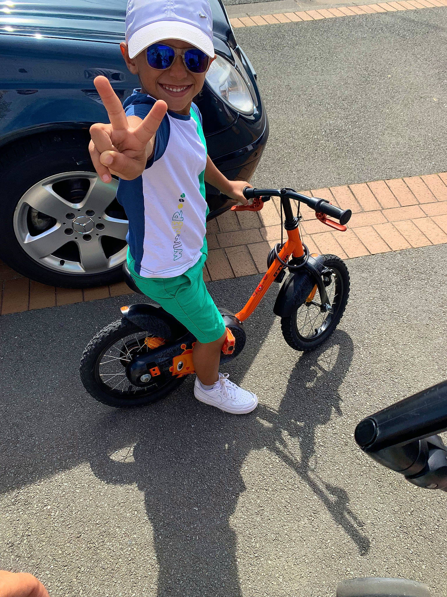 Ilyes a rejoint le concours — aidez-le/la à gagner de superbes lots ! automotive_tire, bicycle, bicycle_accessory, bicycle_fork, bicycle_frame, bicycle_handlebar, bicycle_part, bicycle_tire, bicycle_wheel, bicycle_wheel_rim, bicycles_equipment_and_supplies, car, crankset, goggles, headwear, joy, mode_of_transport, person, rolling, sunglasses