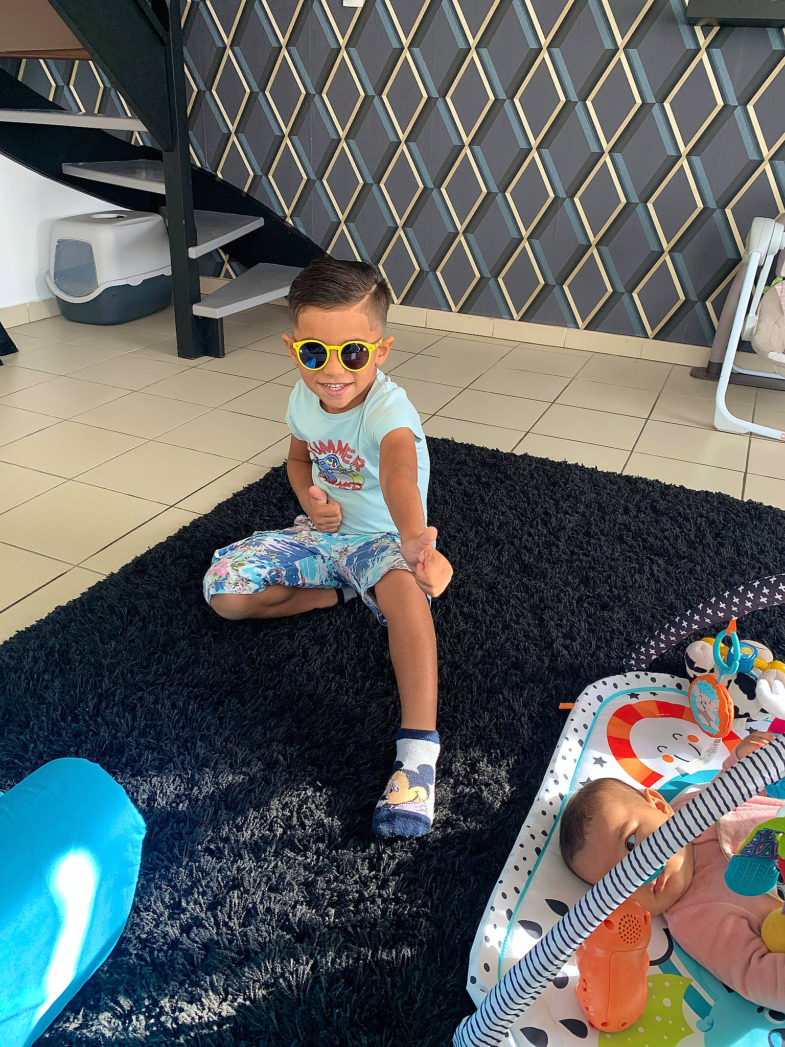 Ilyes a rejoint le concours — aidez-le/la à gagner de superbes lots ! asphalt, cool, electric_blue, eyewear, floor, flooring, fun, goggles, human_leg, joint, joy, knee, leisure, line, mammal, person, shorts, snapshot, sunglasses, thigh