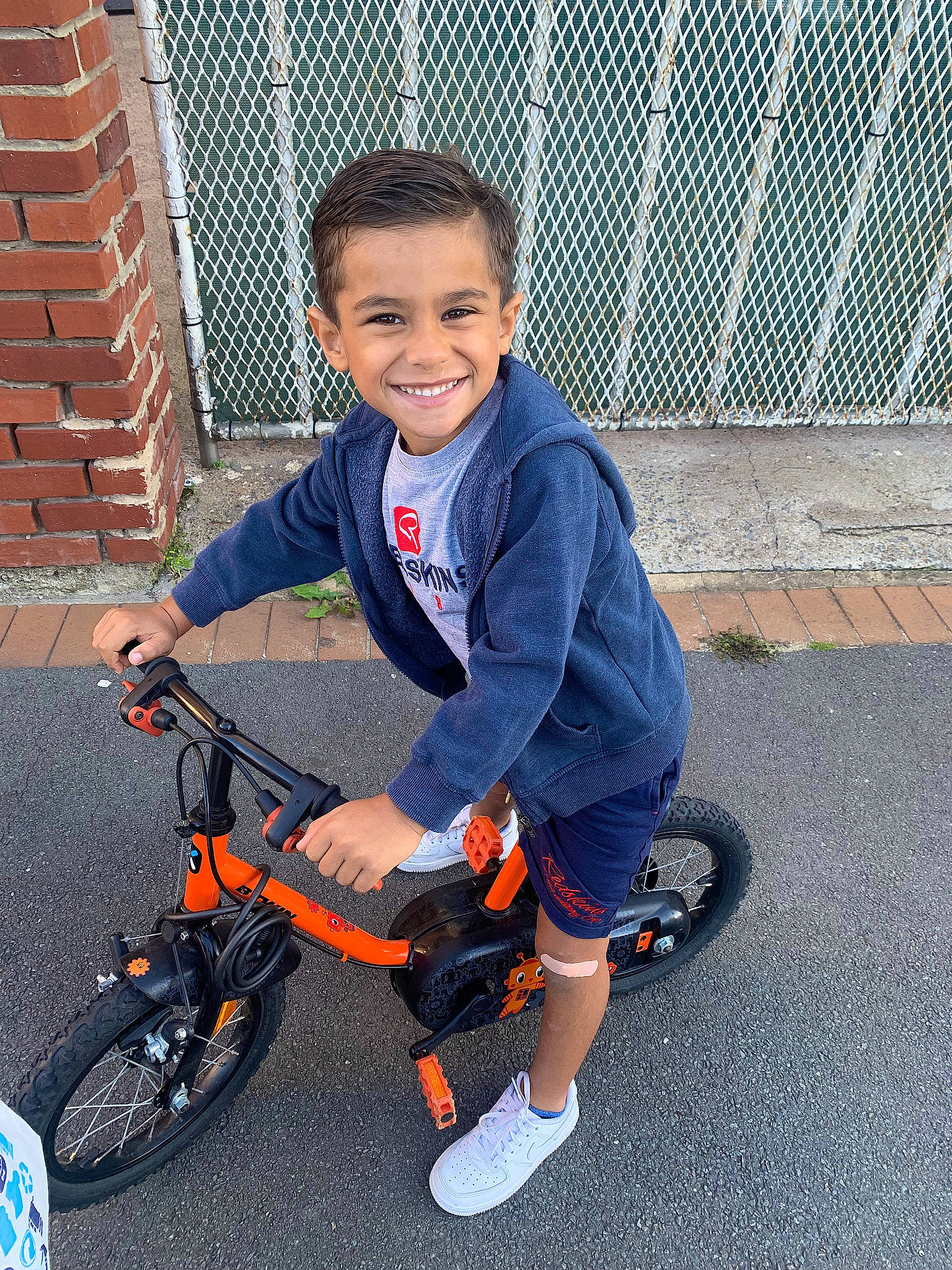 Ilyes a rejoint le concours — aidez-le/la à gagner de superbes lots ! baby_carriage, baby_toddler_clothing, bicycle, bicycle_accessory, bicycle_fork, bicycle_frame, bicycle_handlebar, bicycle_part, bicycle_tire, bicycle_wheel, bicycles_equipment_and_supplies, face, joy, land_vehicle, person, smile, sneakers, spoke, tire, toddler