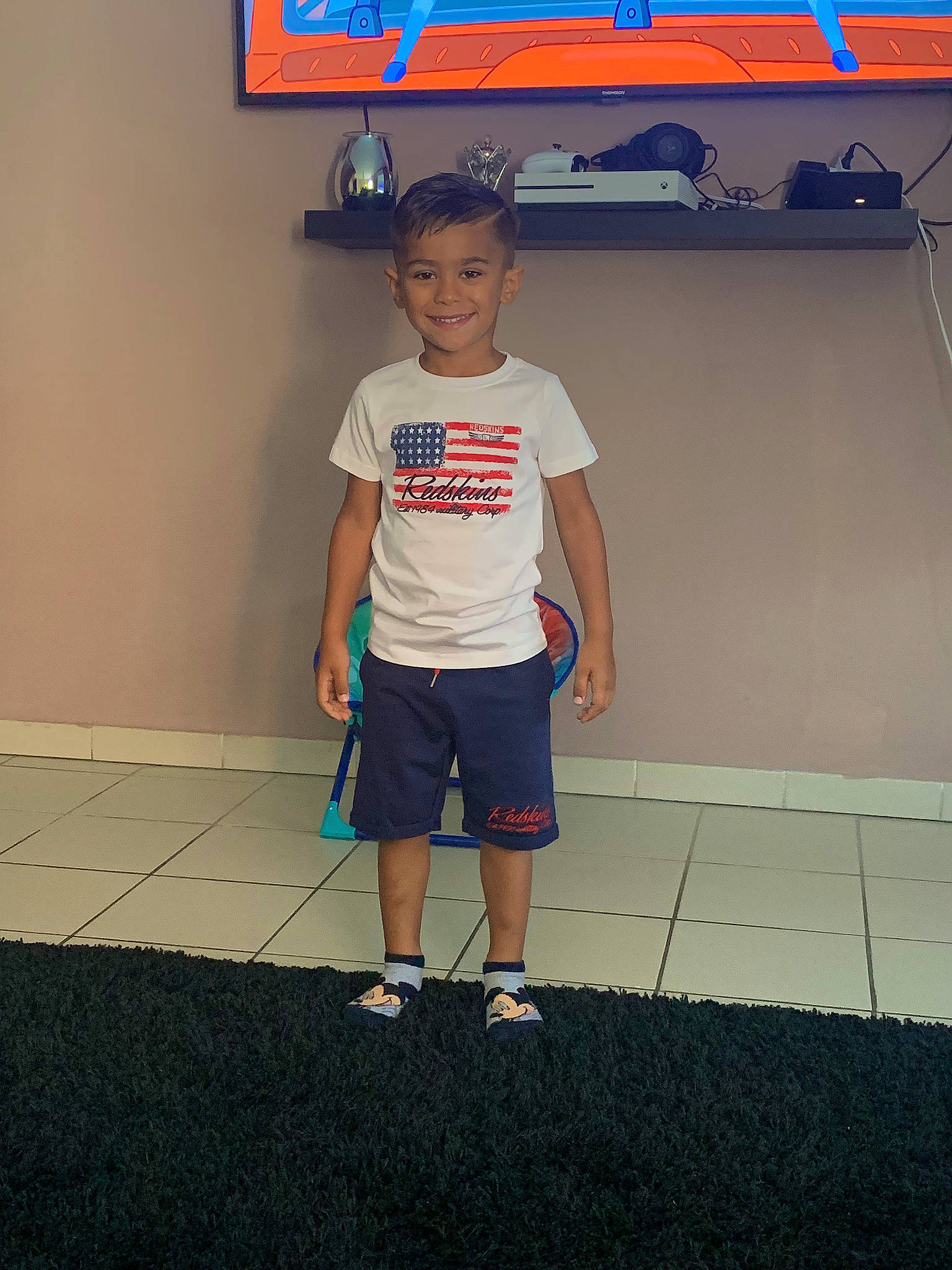 Ilyes a rejoint le concours — aidez-le/la à gagner de superbes lots ! child, cool, electric_blue, eyewear, flooring, fun, happy, human_body, human_leg, joy, knee, leg, leisure, person, shorts, sleeve, sportswear, standing, t_shirt, television