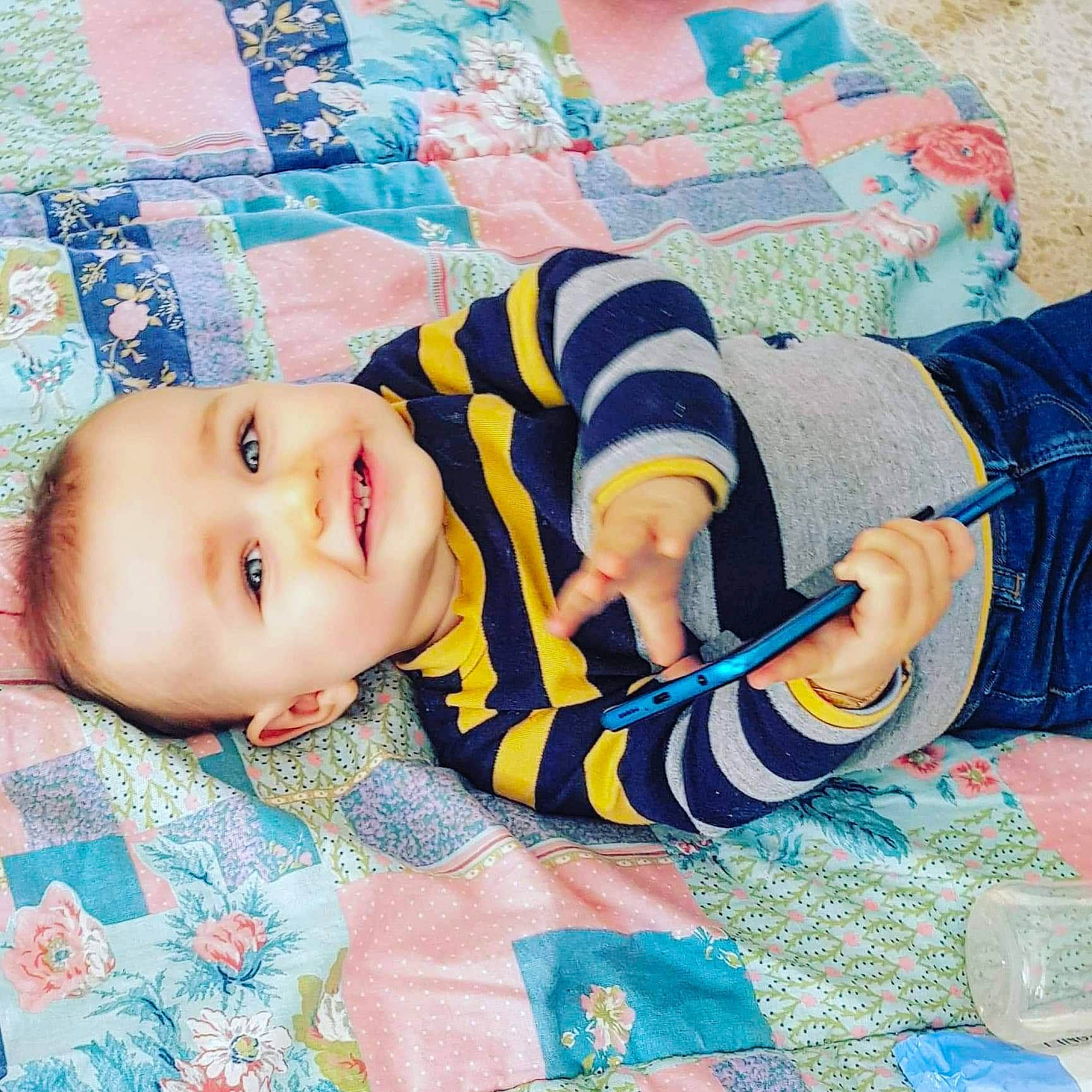 Kaylan a rejoint le concours — aidez-le/la à gagner de superbes lots ! baby, baby_products, beauty, bedding, blanket, cheek, child, hand, happy, joy, linens, nose, pattern, person, product, quilt, skin, textile, toddler, turquoise