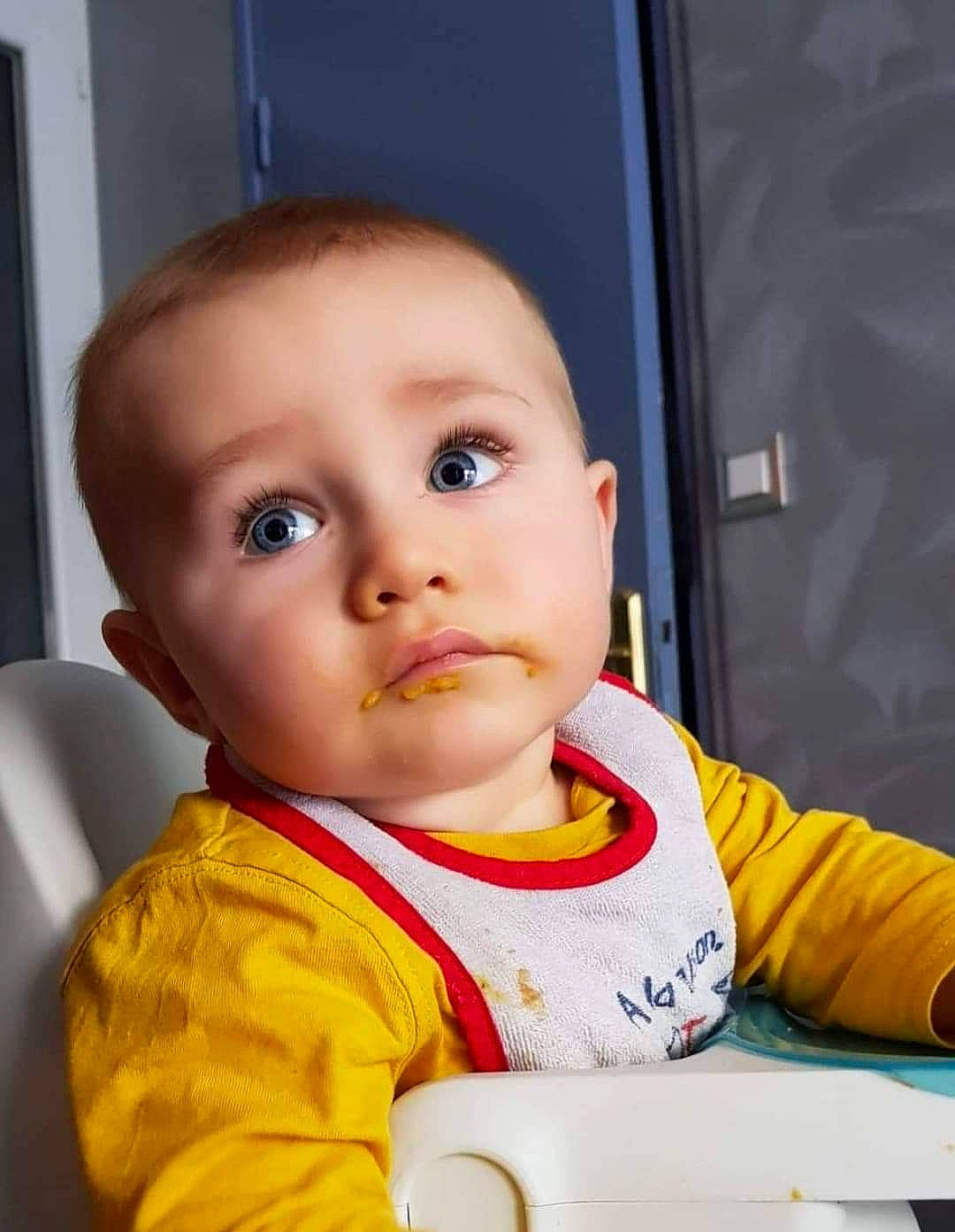 Kaylan participe au concours pour gagner de l'argent avec cette photo : baby, cheek, child, chin, ear, electronic_device, eye, face, facial_expression, forehead, head, lip, mouth, nose, person, sitting, skin, smile, toddler, yellow