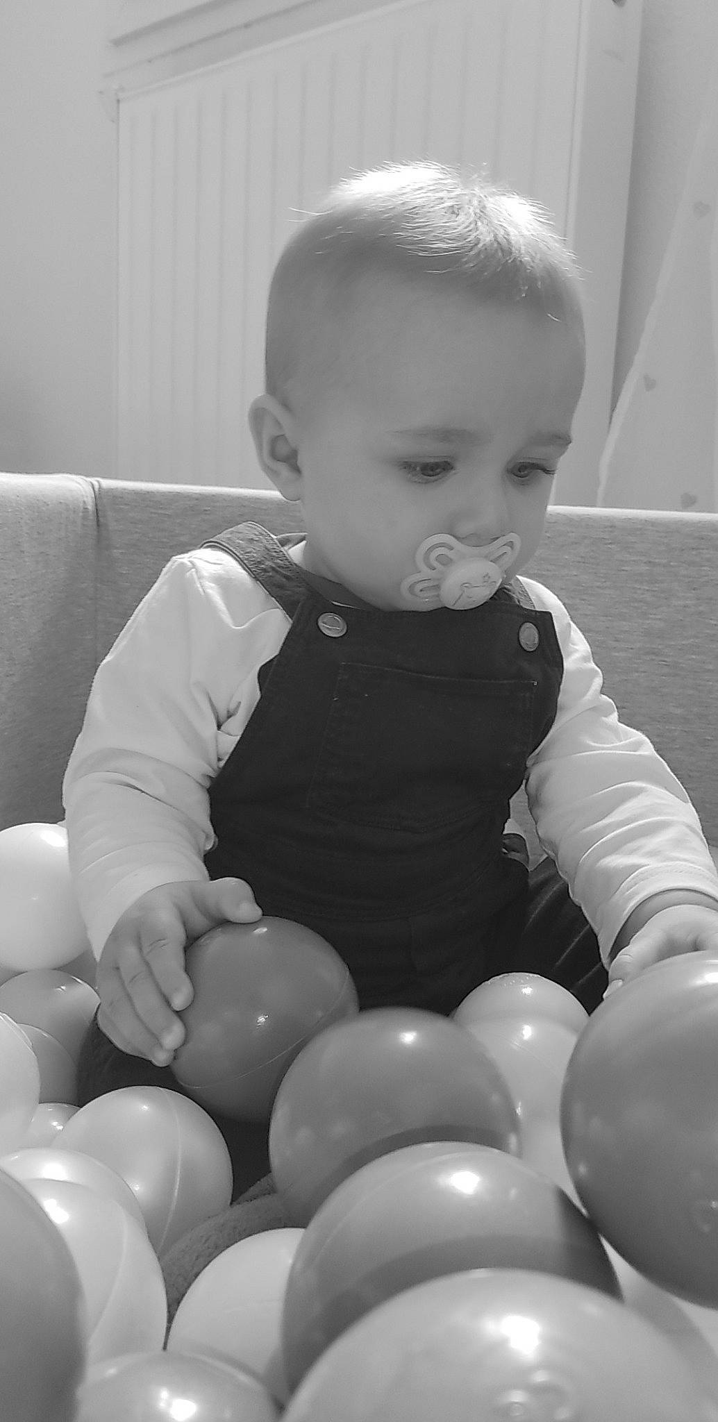 Kaylan a rejoint le concours — aidez-le/la à gagner de superbes lots ! baby, balloon, black, black_and_white, cheek, child, eye, face, facial_expression, monochrome, monochrome_photography, party_supply, person, photography, play, room, sitting, skin, smile, toddler