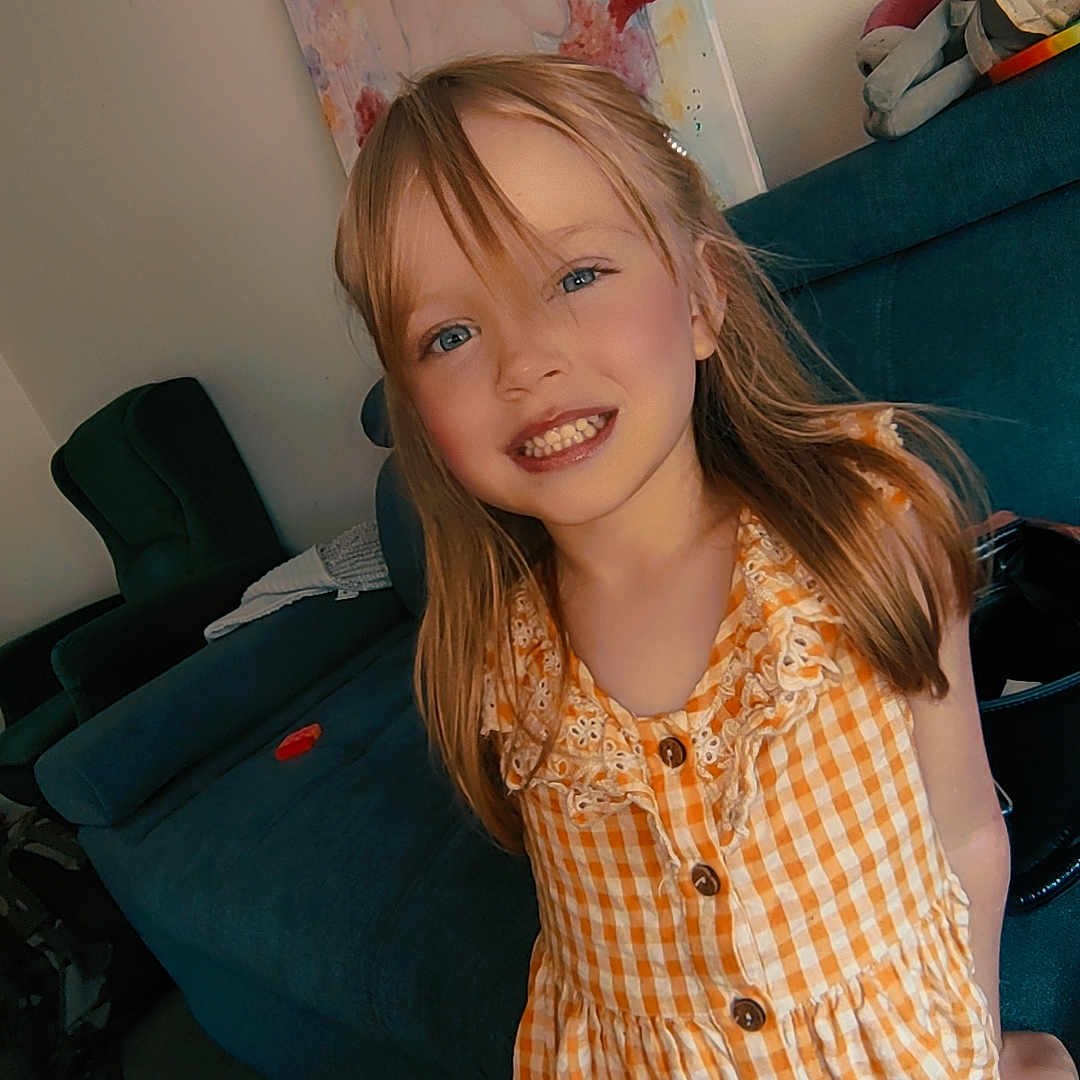 Cloé a rejoint le concours — aidez-le/la à gagner de superbes lots ! architecture, building, child, clothing, couch, dress, eveningdress, face, female, formalwear, furniture, girl, happy, head, indoors, livingroom, person, photography, portrait, room