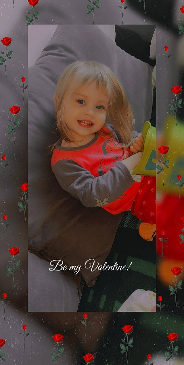 Cloé participe au concours pour gagner de l'argent avec cette photo : beauty, brown_hair, child, fun, happy, holiday, interior_design, joy, magenta, pattern, person, pink, play, product, room, sleeve, smile, textile, thigh, toddler