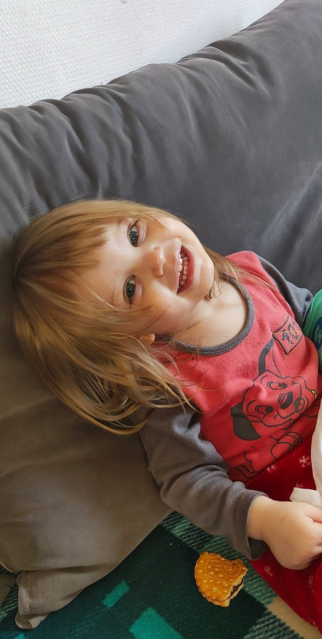 Cloé participe au concours pour gagner de l'argent avec cette photo : baby, baby_toddler_clothing, beauty, blond, cheek, child, comfort, eye, fun, grass, happy, iris, joy, lip, nose, person, sitting, skin, sleeve, smile