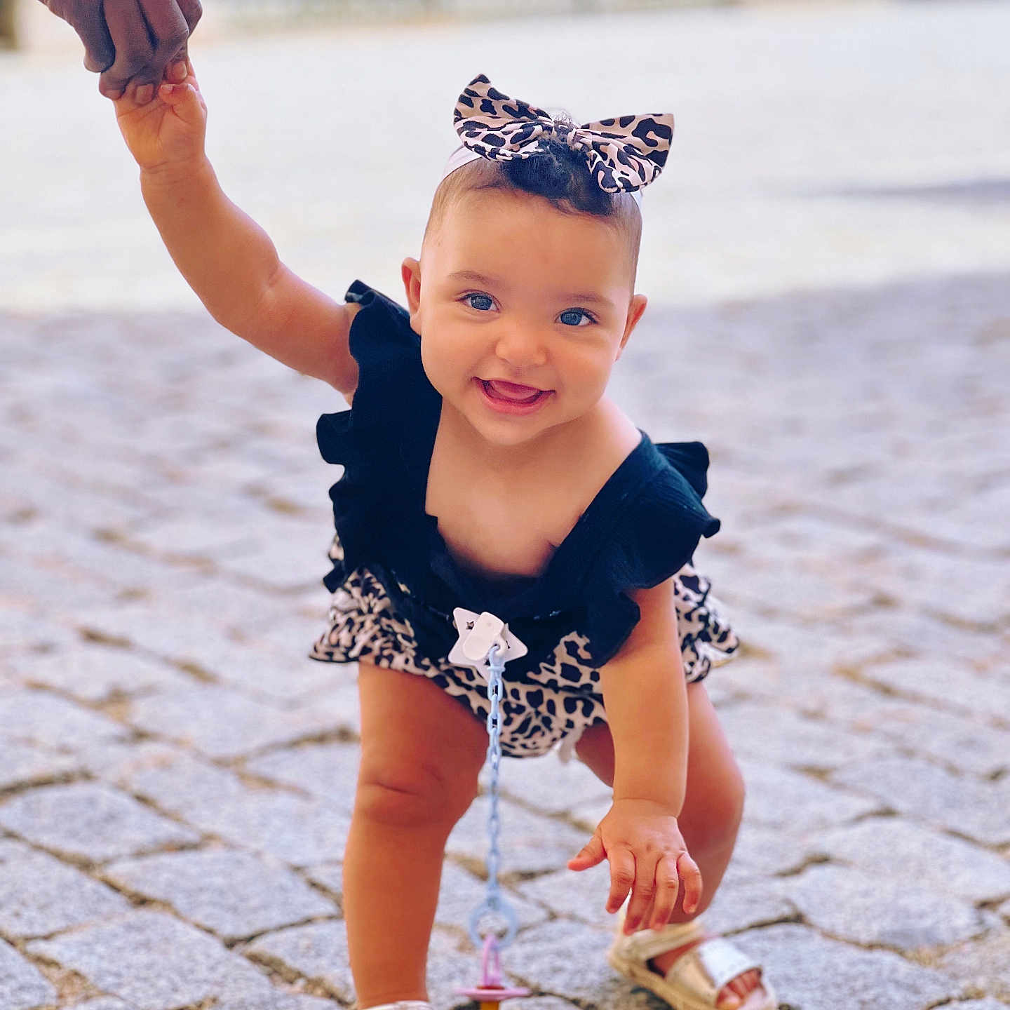 Emma a rejoint le concours — aidez-le/la à gagner de superbes lots ! accessories, baby, bodypart, clothing, dress, face, finger, footwear, hand, head, pants, path, person, photography, portrait, road, sandal, shoe, shorts, walkway