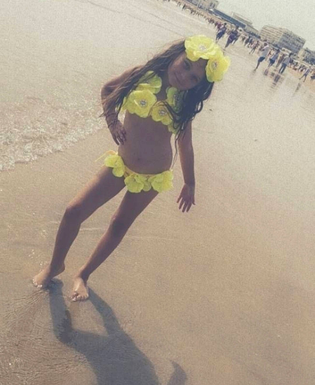 Maiwen a rejoint le concours — aidez-le/la à gagner de superbes lots ! barefoot, beach, fun, happy, headwear, human_leg, knee, landscape, leisure, ocean, people_in_nature, person, personal_protective_equipment, recreation, sand, shadow, shorts, sports, sportswear, t_shirt