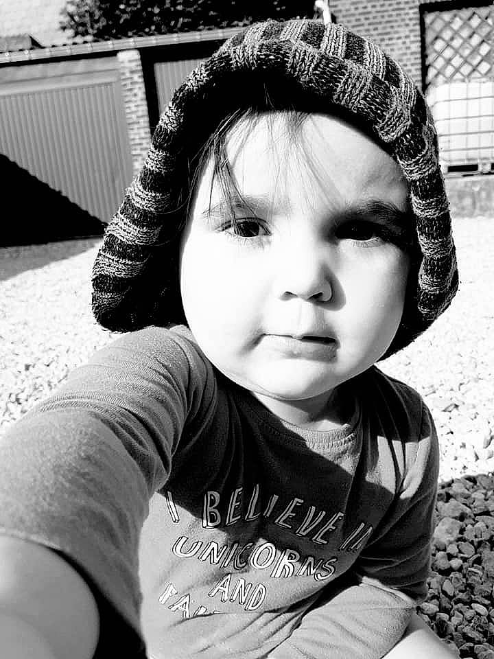 Mia participe au concours pour gagner de l'argent avec cette photo : beauty, black, black_and_white, black_hair, child, cool, emotion, eye, girl, headgear, monochrome, monochrome_photography, organ, person, photograph, photography, portrait_photography, retro_style, smile, white