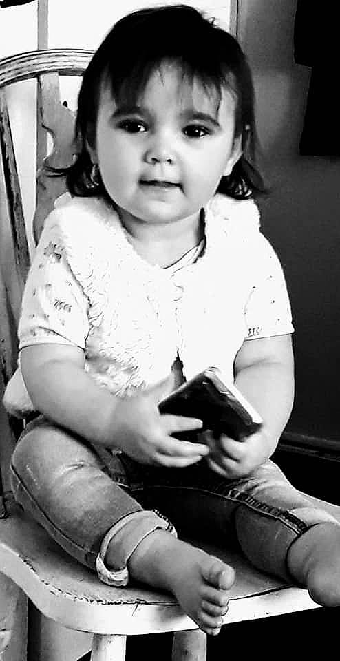 Mia a rejoint le concours — aidez-le/la à gagner de superbes lots ! beauty, black, black_and_white, child, day, emotion, eye, face, facial_expression, girl, head, monochrome_photography, person, photograph, photography, sitting, skin, smile, snapshot, white