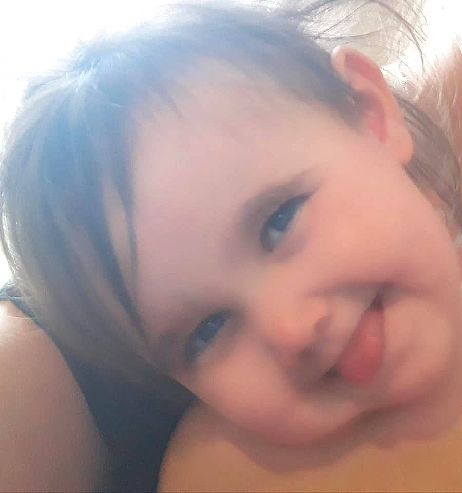 Mia a rejoint le concours — aidez-le/la à gagner de superbes lots ! cheek, child, chin, close_up, ear, emotion, eye, eyebrow, face, forehead, girl, hair, head, human_hair_color, infant, joy, lip, mouth, nose, person