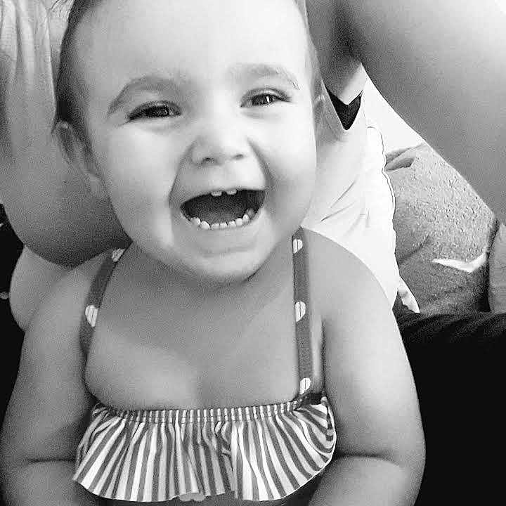 Mia a rejoint le concours — aidez-le/la à gagner de superbes lots ! beauty, black, black_and_white, cheek, child, chin, emotion, face, facial_expression, head, infant, laughter, monochrome_photography, person, photograph, photography, sitting, skin, smile, white