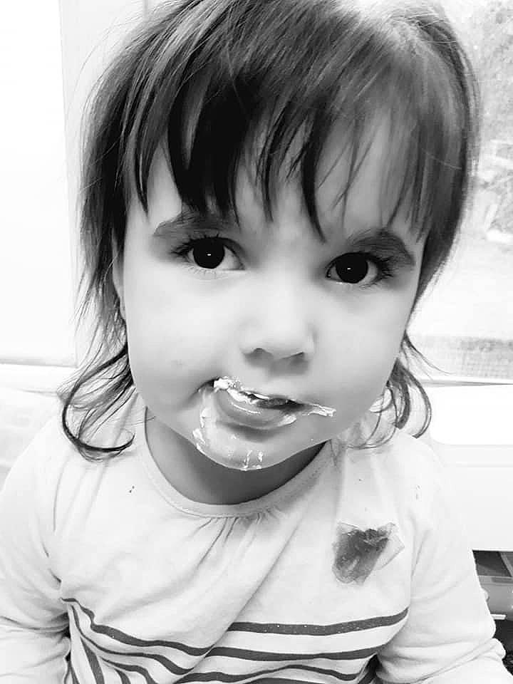 Mia participe au concours pour gagner de l'argent avec cette photo : beauty, black, black_and_white, cheek, child, chin, emotion, eye, face, facial_expression, girl, head, human_hair_color, monochrome_photography, nose, person, photography, skin, smile, white