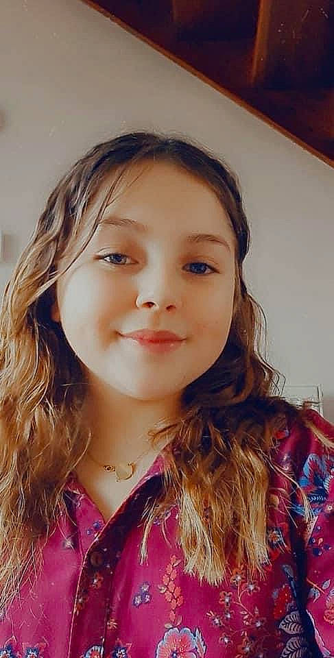 Loanne participe au concours pour gagner de l'argent avec cette photo : beauty, cheek, chin, eyebrow, eyelash, face, facial_expression, flash_photography, fun, hair, happy, head, iris, joy, layered_hair, lip, nose, people, person, pink