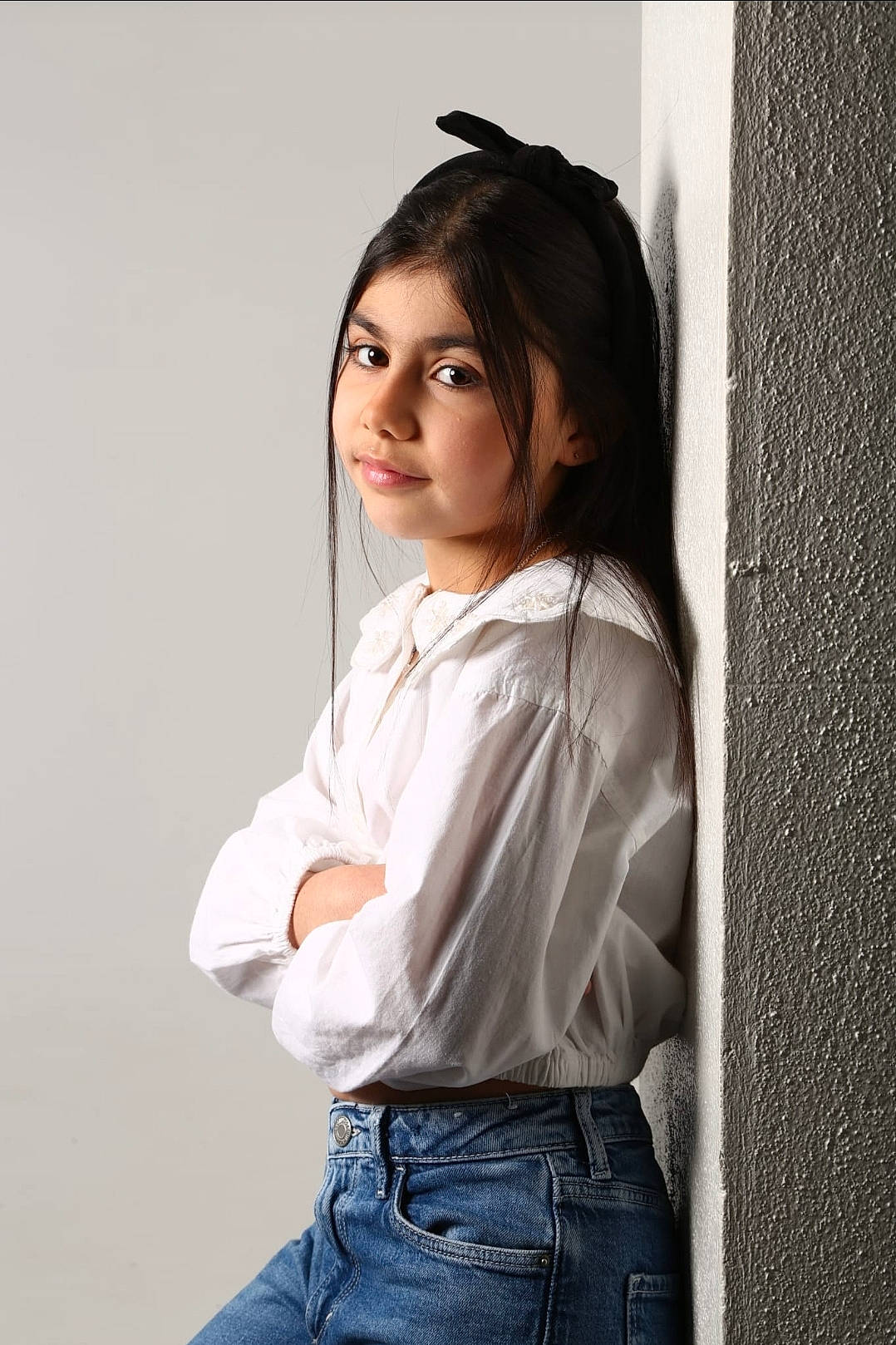 Lena participe au concours pour gagner de l'argent avec cette photo : arm, black_hair, collar, denim, dress_shirt, eyelash, flash_photography, gesture, hair, head, human_body, jeans, joint, long_hair, neck, person, shoulder, sleeve, thigh, trunk