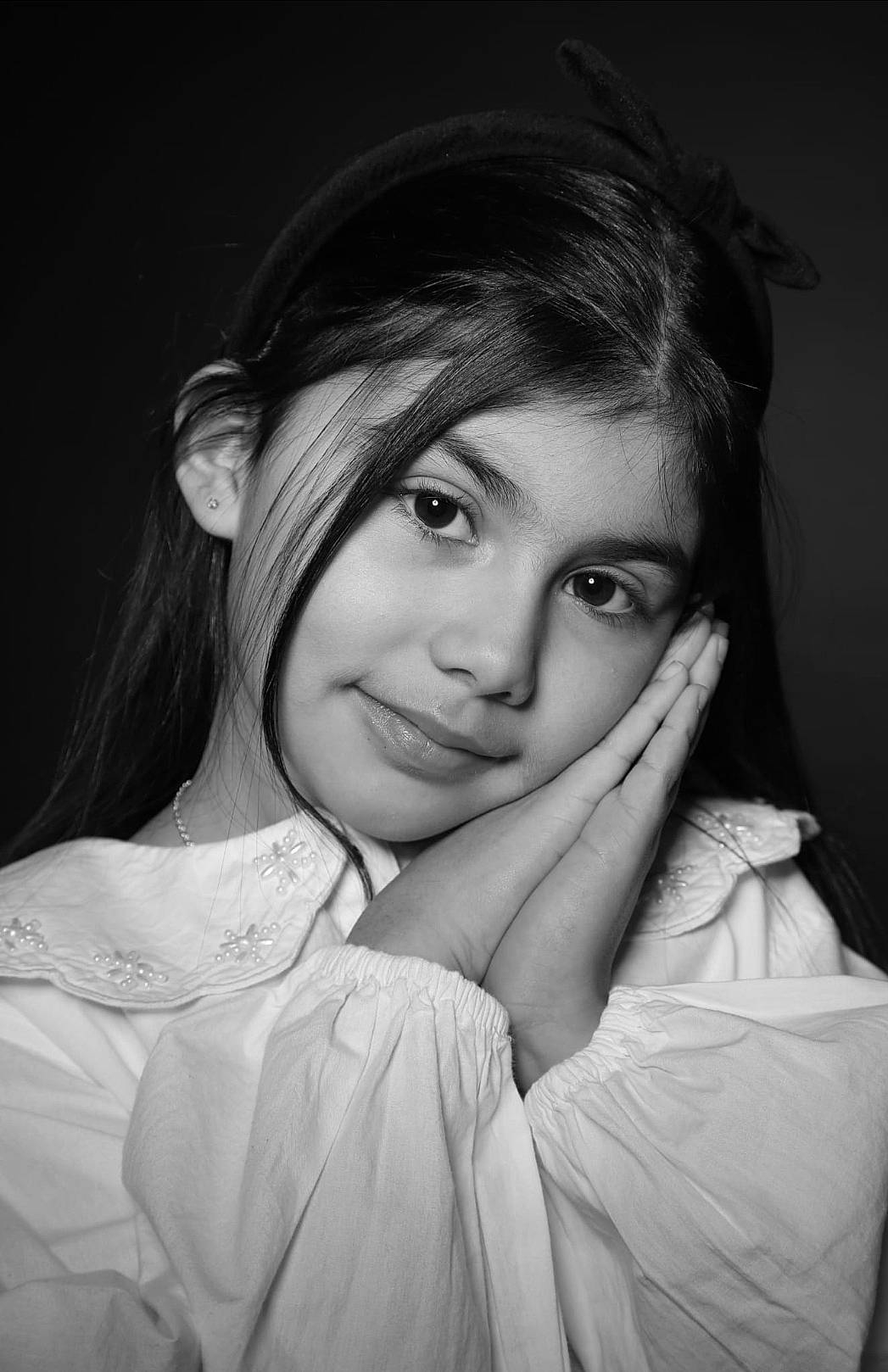 Lena participe au concours pour gagner de l'argent avec cette photo : black_and_white, black_hair, cheek, comfort, eye, eyebrow, eyelash, flash_photography, gesture, hair, hand, happy, iris, joy, lip, long_hair, mouth, nose, person, shoulder