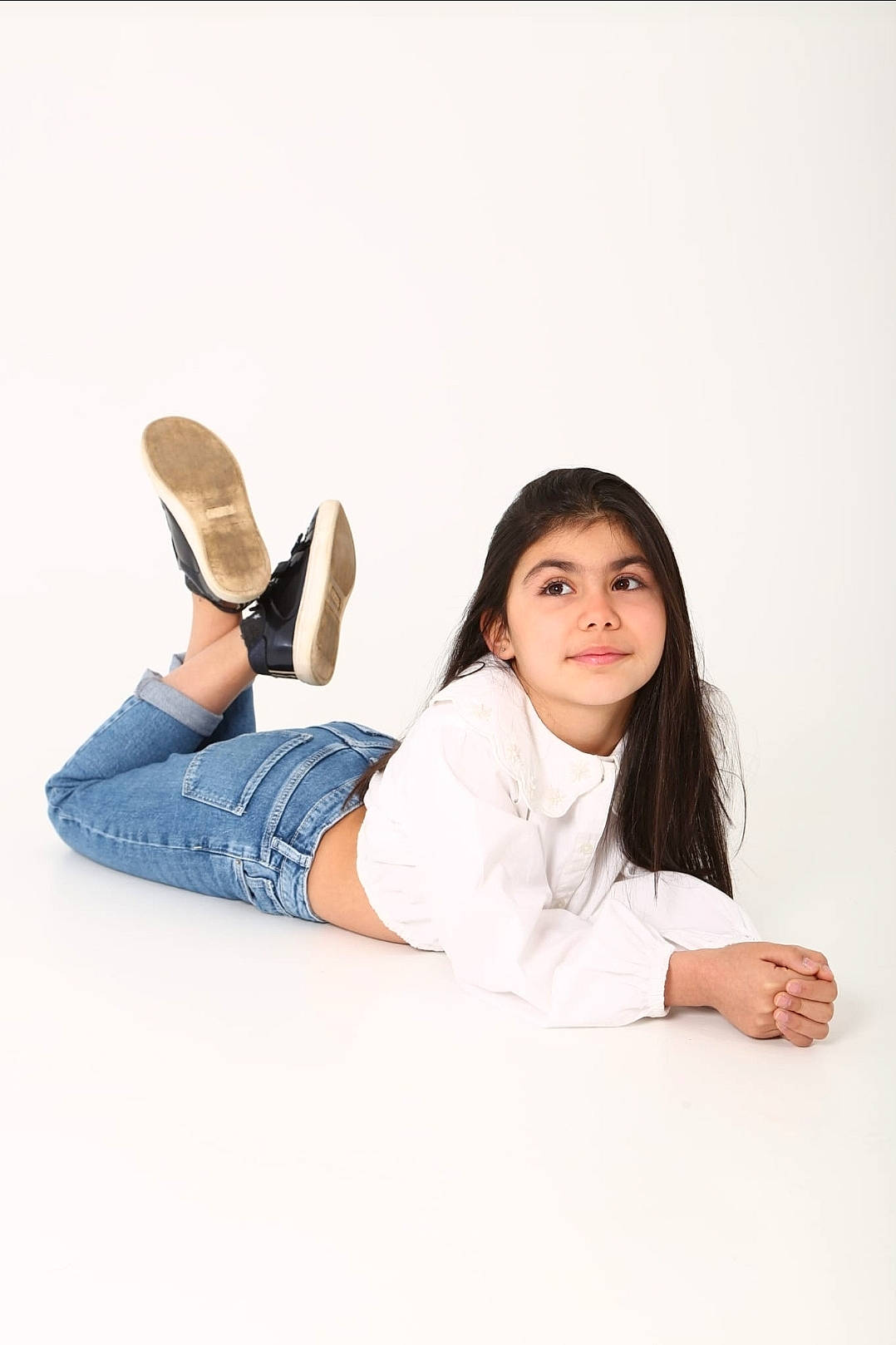 Lena participe au concours pour gagner de l'argent avec cette photo : arm, collar, comfort, denim, elbow, flash_photography, gesture, happy, human_body, human_leg, joy, knee, leg, neck, person, sitting, sleeve, sportswear, t_shirt, thigh