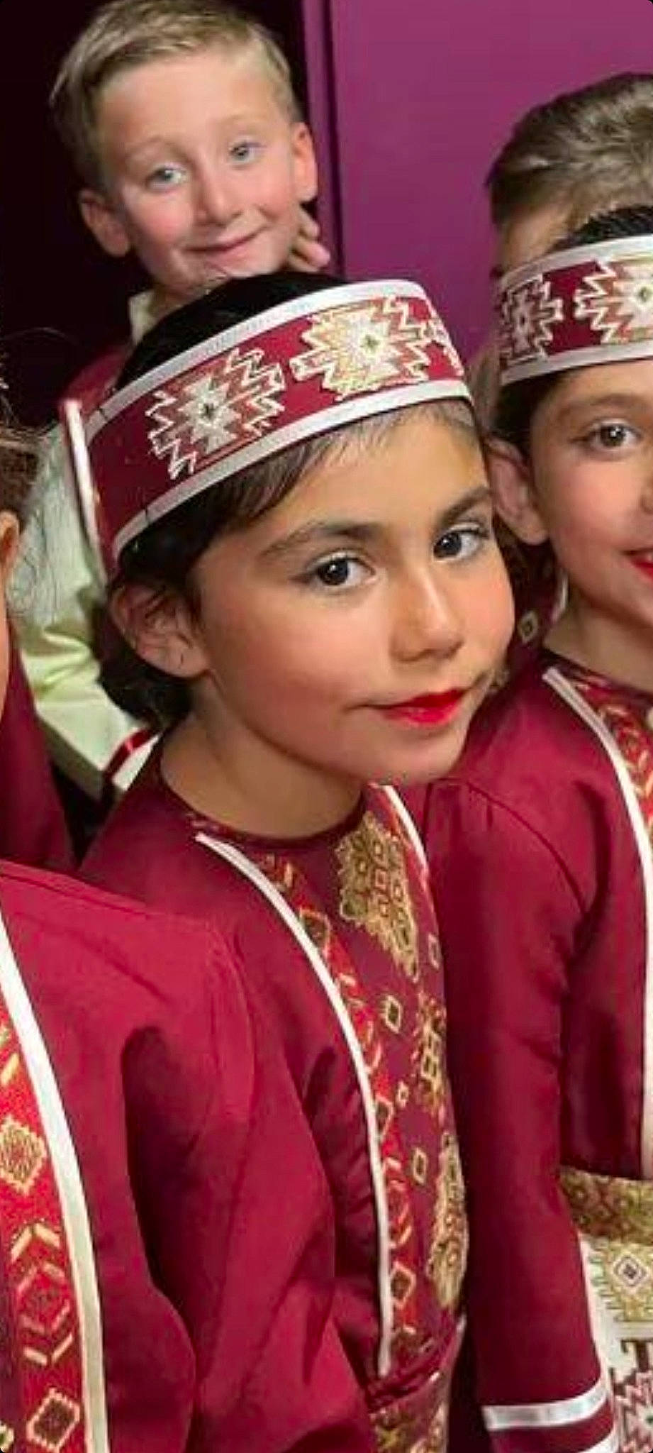 Lena participe au concours pour gagner de l'argent avec cette photo : beauty, cap, ceremony, child, costume_hat, crown, event, eye, fashion_accessory, fun, gesture, happy, headgear, headpiece, headwear, jewellery, joy, military_person, person, smile