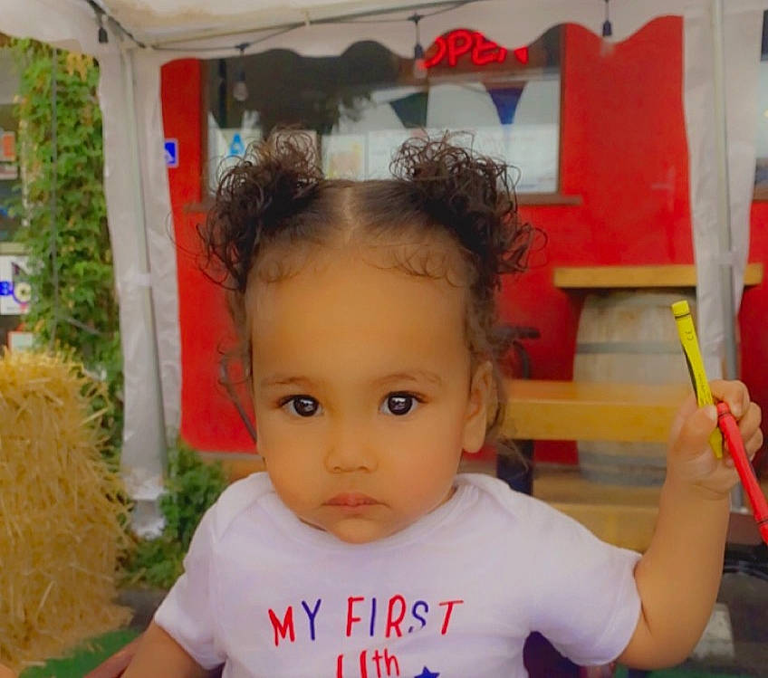 Juliette is registered to the contest to win money with this photo: cheek, child, chin, eyebrow, eyelash, facial_expression, fun, hairstyle, happy, iris, leisure, nose, person, photograph, plant, public_space, skin, snapshot, standing, summer