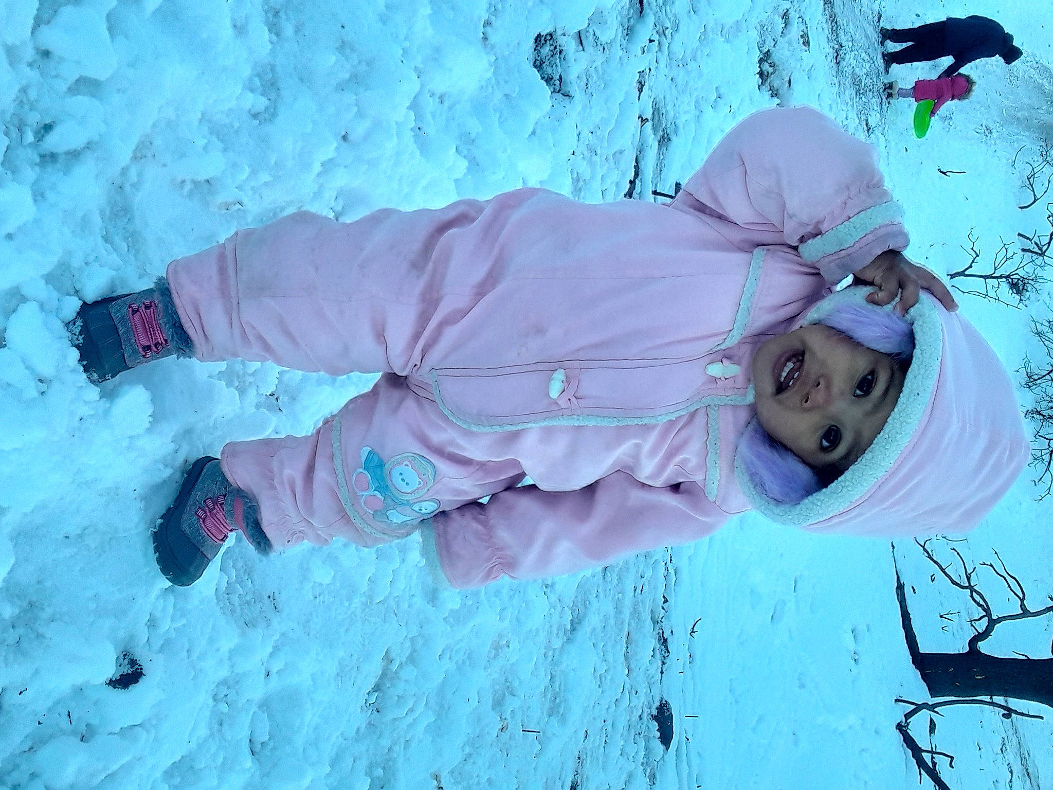 Juliette is registered to the contest to win money with this photo: baby_toddler_clothing, boot, child, electric_blue, eyewear, freezing, fun, hat, headwear, ice, leisure, magenta, person, pink, recreation, shoe, slope, sneakers, snow, toddler