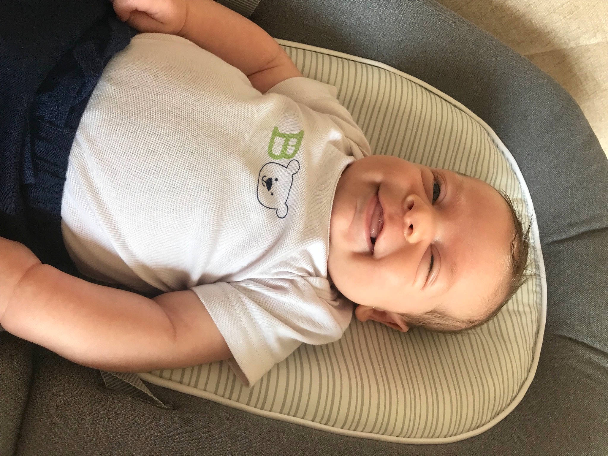 Bän participe au concours pour gagner de l'argent avec cette photo : baby, baby_carriage, baby_products, baby_toddler_clothing, bedtime, cheek, child, comfort, elbow, face, grass, headgear, nap, person, sitting, skin, sleep, sleeve, smile, toddler