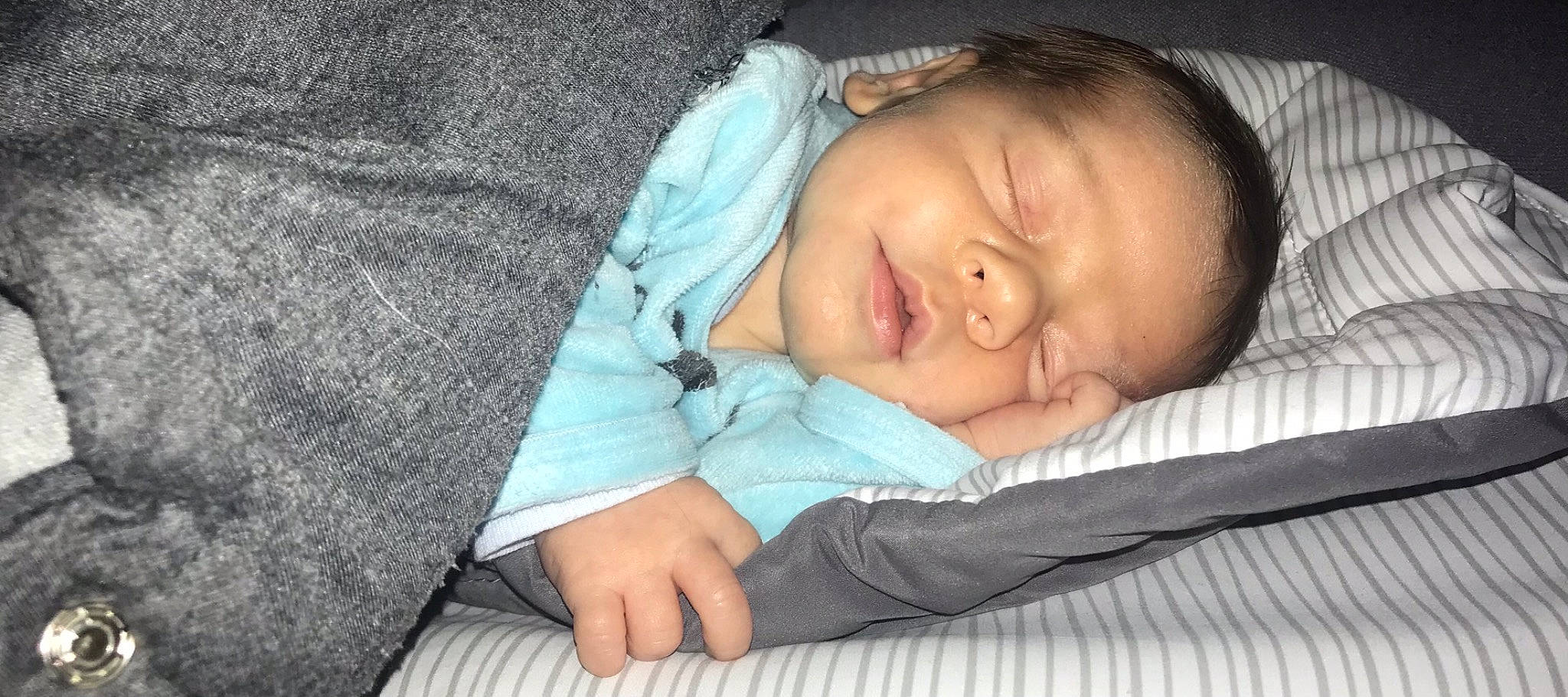 Bän a rejoint le concours — aidez-le/la à gagner de superbes lots ! baby, baby_products, baby_sleeping, baby_toddler_clothing, bedtime, cheek, child, comfort, electric_blue, finger, grass, linens, nap, nose, pattern, person, portrait_photography, sitting, skin, sleeve