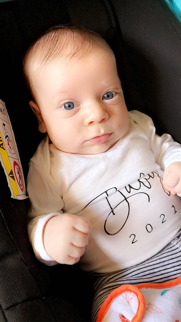 Bän a rejoint le concours — aidez-le/la à gagner de superbes lots ! arm, baby, baby_products, baby_toddler_clothing, cheek, chest, child, comfort, eyebrow, finger, gesture, hand, iris, lip, mouth, nose, person, skin, sleeve, thumb