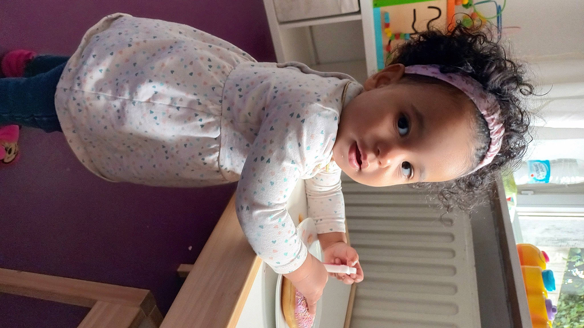 Mylena participe au concours pour gagner de l'argent avec cette photo : baby, baby_products, baby_toddler_clothing, cheek, child, comfort, elbow, fun, happy, mouth, nose, person, room, sitting, sleeve, smile, toddler, wood