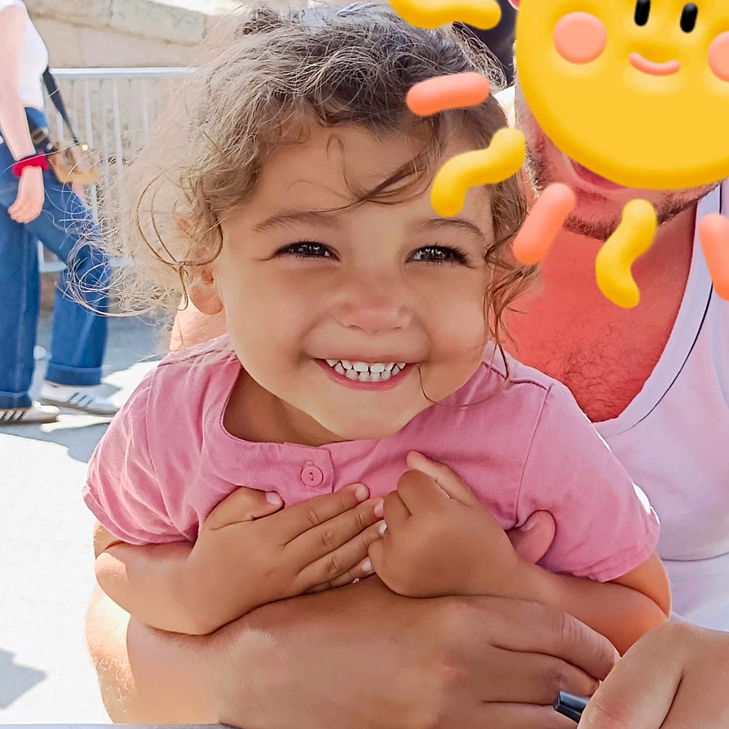 Aelis participe au concours pour gagner de l'argent avec cette photo : baby, balloon, bodypart, child, clothing, face, female, finger, footwear, girl, hand, handcuffs, happy, head, jeans, pants, person, photography, portrait, smile