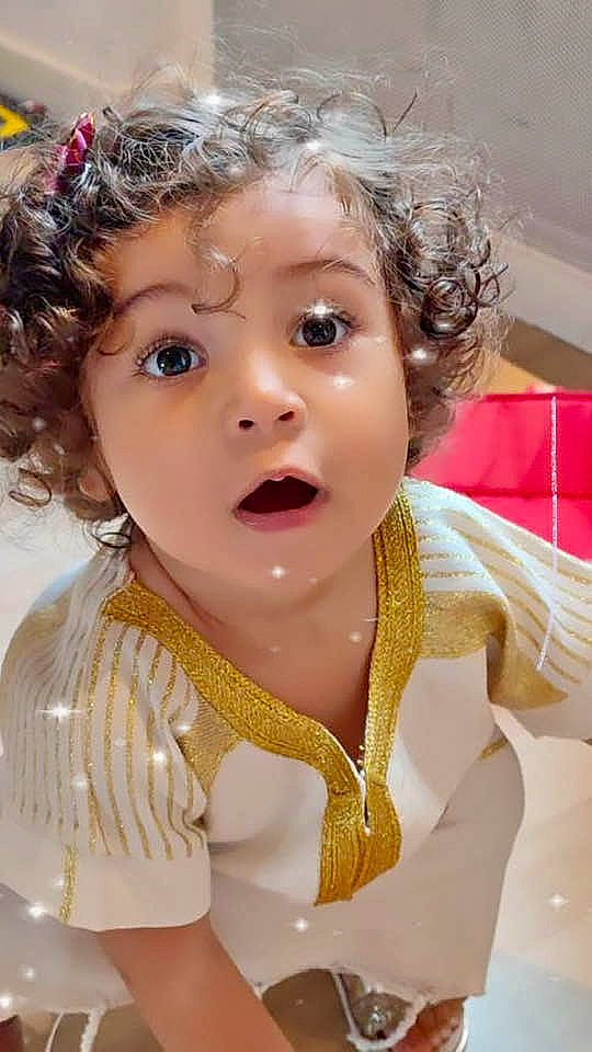 Aelis participe au concours pour gagner de l'argent avec cette photo : bridal_accessory, bridal_veil, cheek, dress, eyebrow, eyelash, face, happy, headgear, headpiece, human_body, iris, jewellery, lip, mouth, necklace, nose, person, pink, skin