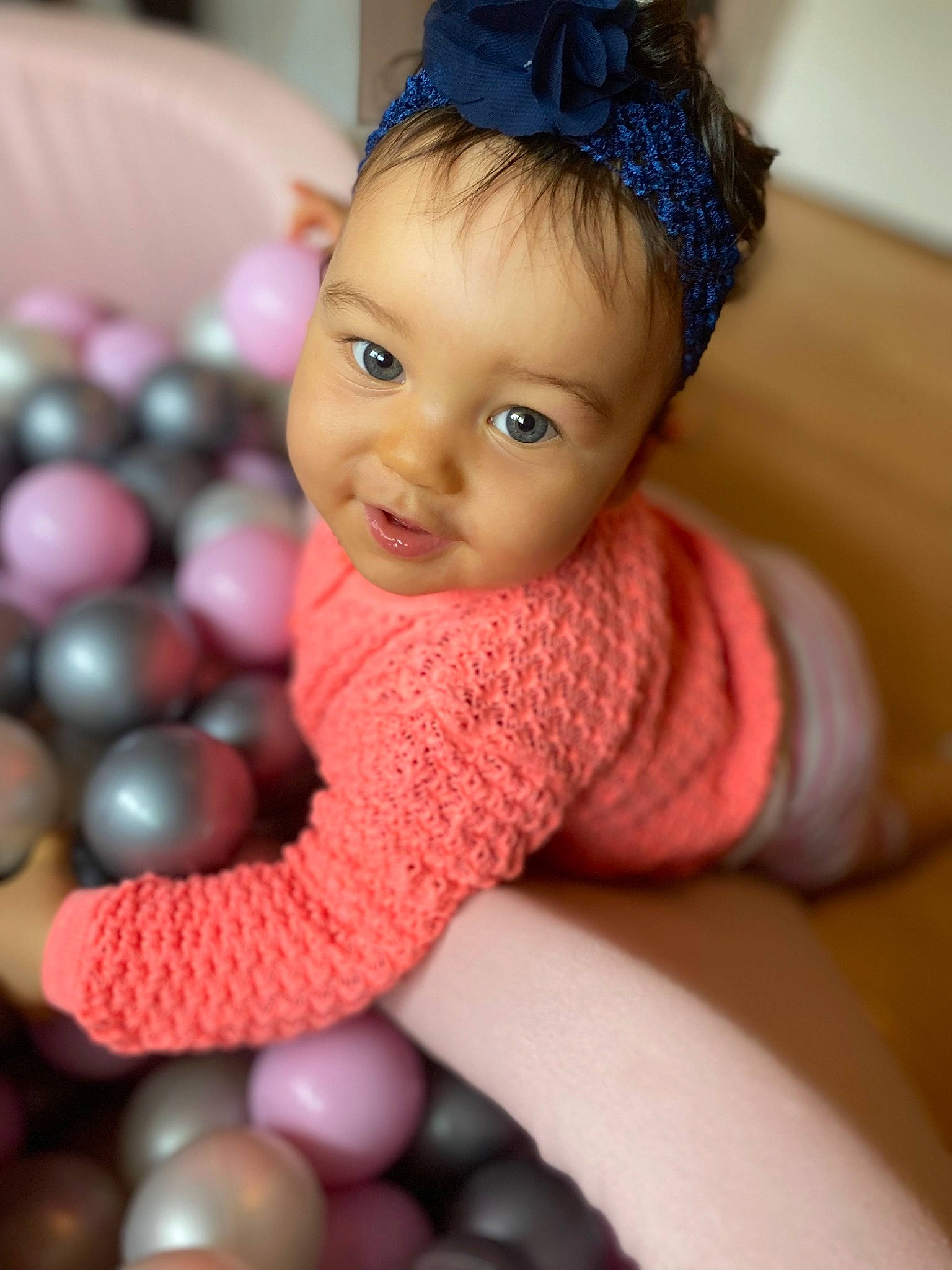 Carla Ines participe au concours pour gagner de l'argent avec cette photo : baby, baby_playing_with_toys, baby_toddler_clothing, ball, ball_pit, cap, cheek, child, eye, finger, flooring, fun, human_body, nose, person, pink, skin, textile, toddler, toy