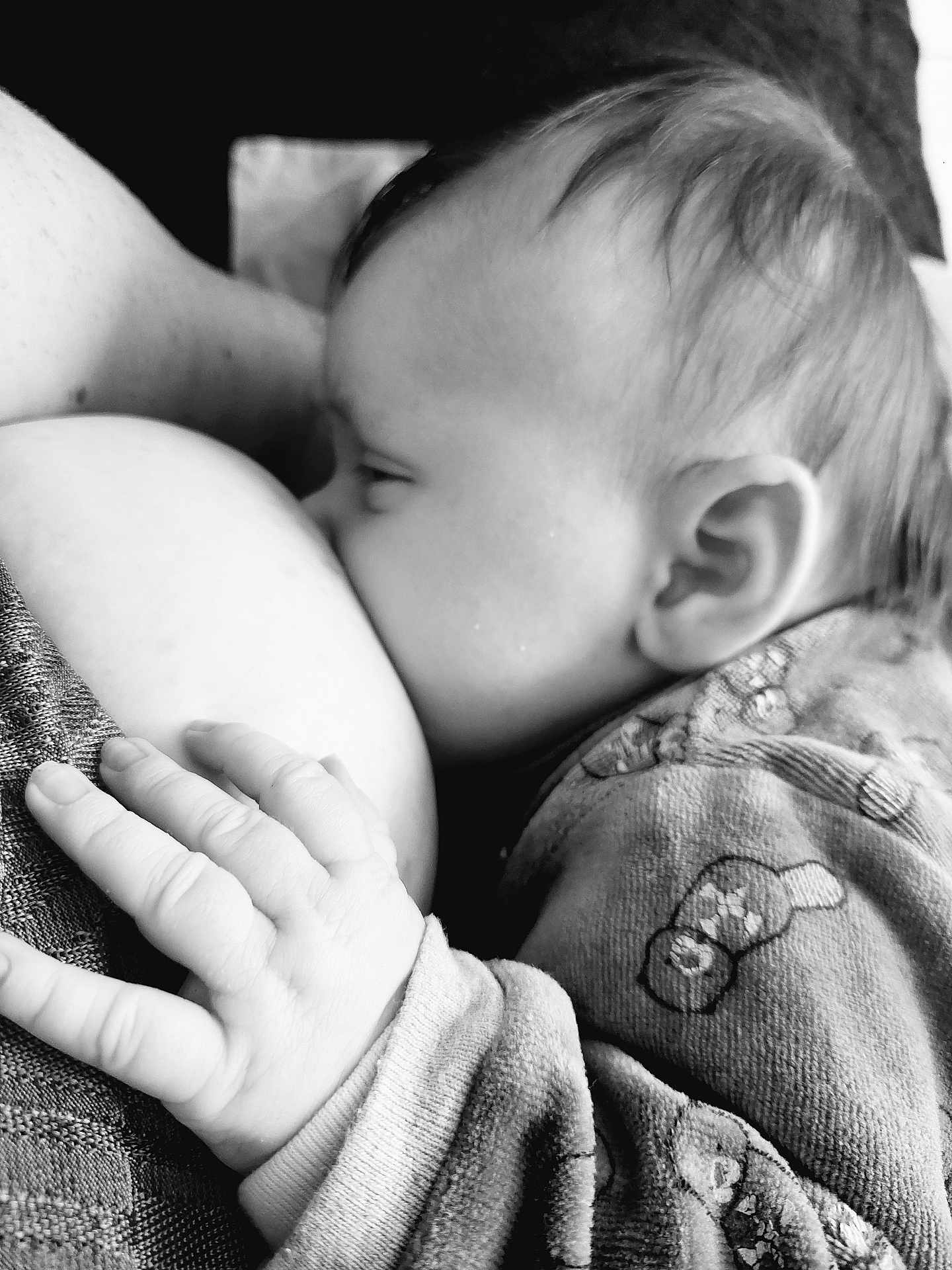 Callie a rejoint le concours — aidez-le/la à gagner de superbes lots ! baby, breastfeeding, black_and_white, close_up, infant, hand, skin, mother, nurturing, peaceful, face, cuddle, love, sleepy, soft, portrait, child, newborn, clothing, intimacy