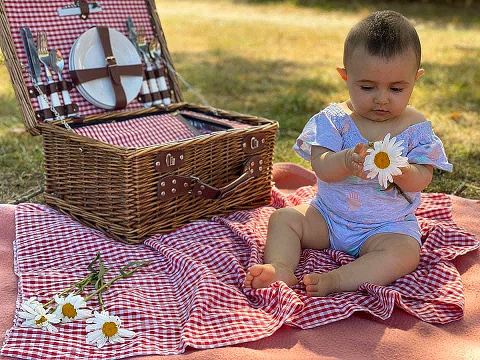 Ilyana participe au concours pour gagner de l'argent avec cette photo : baby, basket, child, event, home_accessories, person, picnic, picnic_basket, play, recreation, storage_basket, toddler, wicker